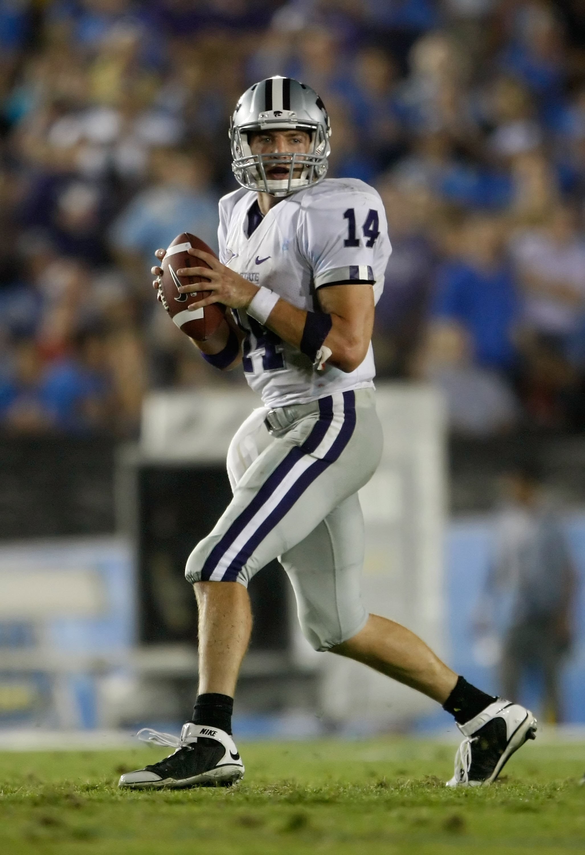 PASADENA, CA - SEPTEMBER 19:  Quarterback Carson Coffman #14 of the Kansas State Wildcats runs with the ball against the UCLA Bruins at the Rose Bowl on September 19, 2009 in Pasadena, California.  (Photo by Jeff Gross/Getty Images)