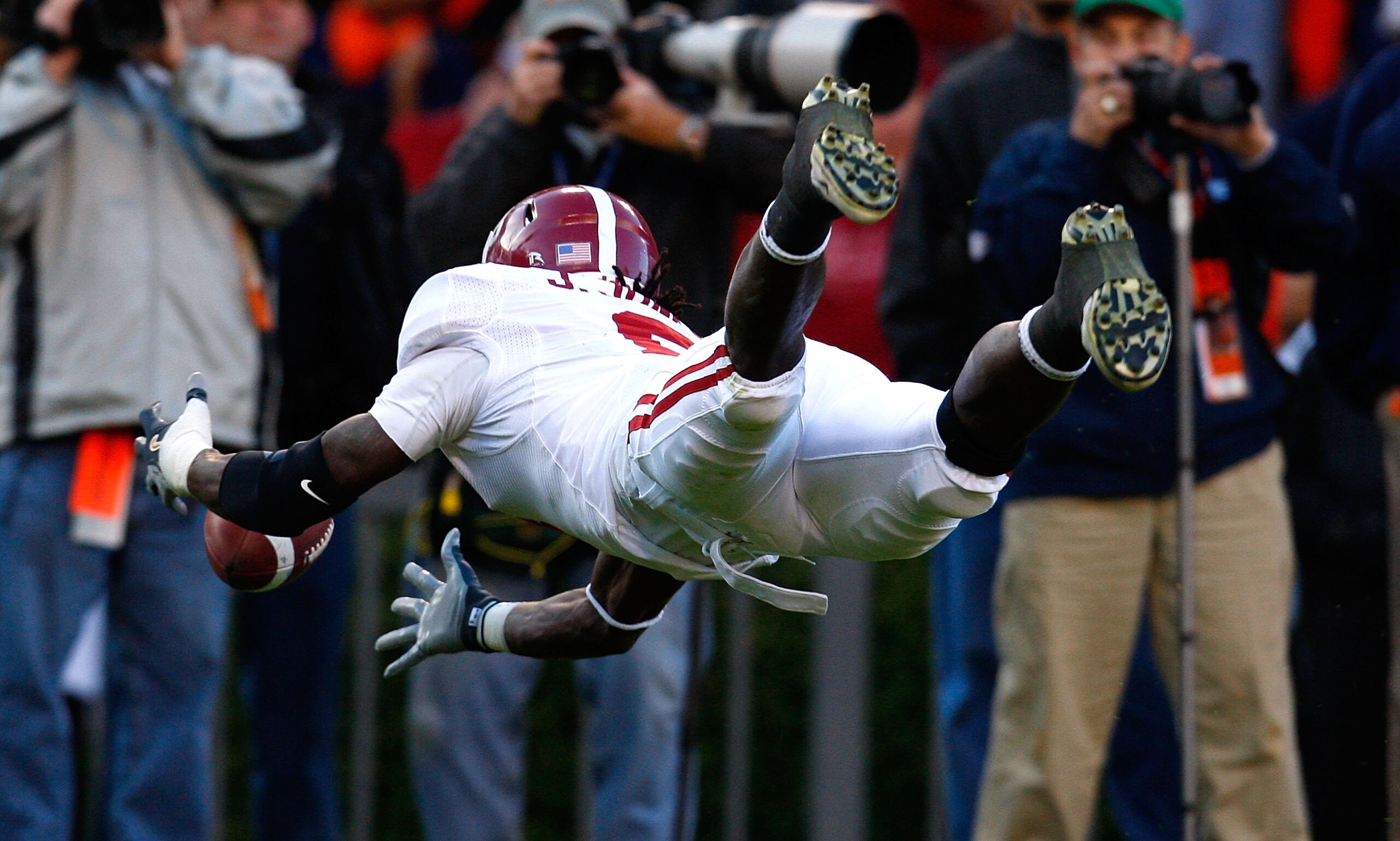AUBURN, AL - NOVEMBER 27:  Julio Jones #8 of the Alabama Crimson Tide against the Auburn Tigers at Jordan-Hare Stadium on November 27, 2009 in Auburn, Alabama.  (Photo by Kevin C. Cox/Getty Images)