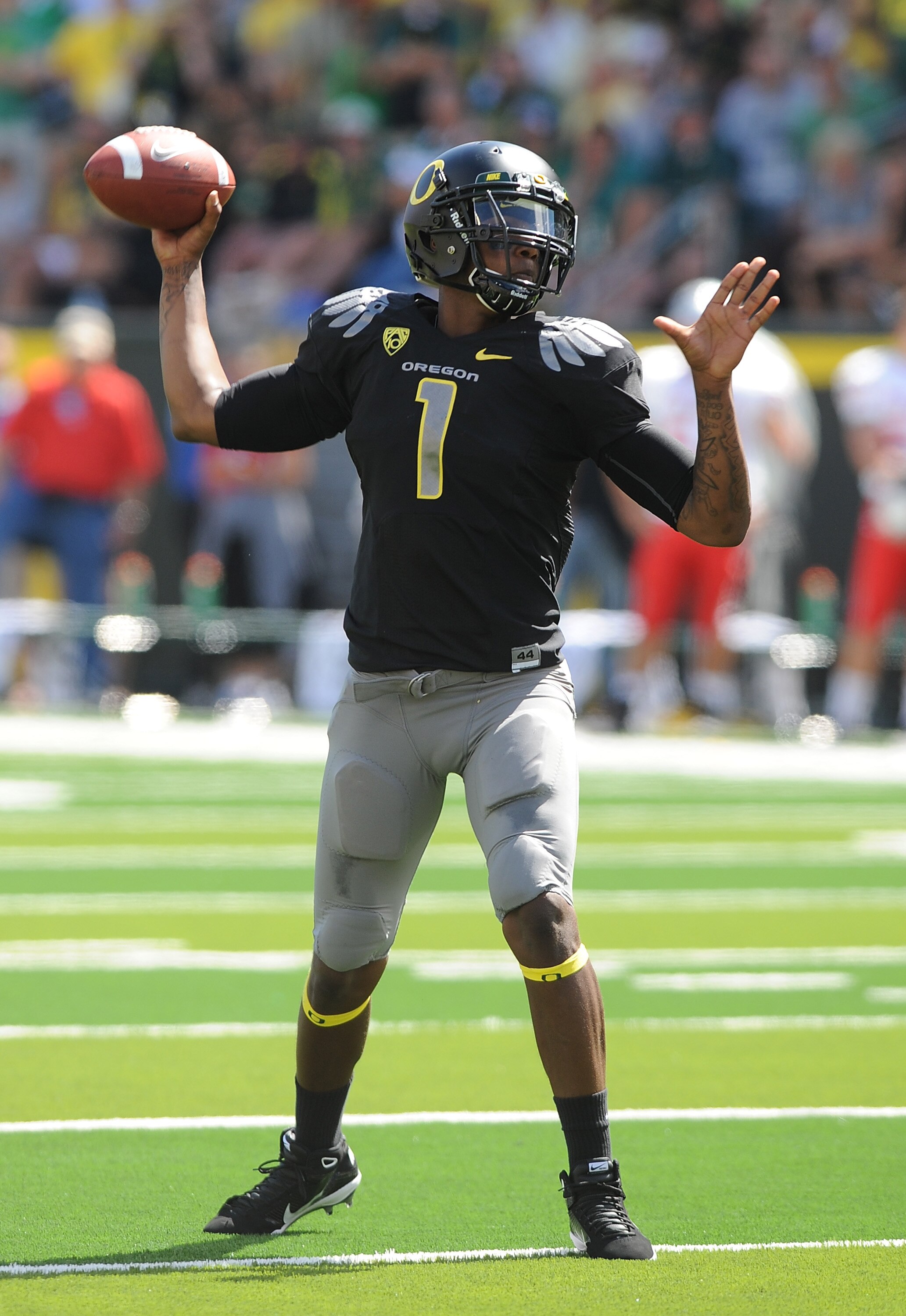EUGENE, OR - SEPTEMBER 04: Quarterback Darron Thomas #1 of the Oregon Ducks throws a pass in the first quarter of the game against the New Mexico Lobos at Autzen Stadium on September 4, 2010 in Eugene, Oregon.  (Photo by Steve Dykes/Getty Images)