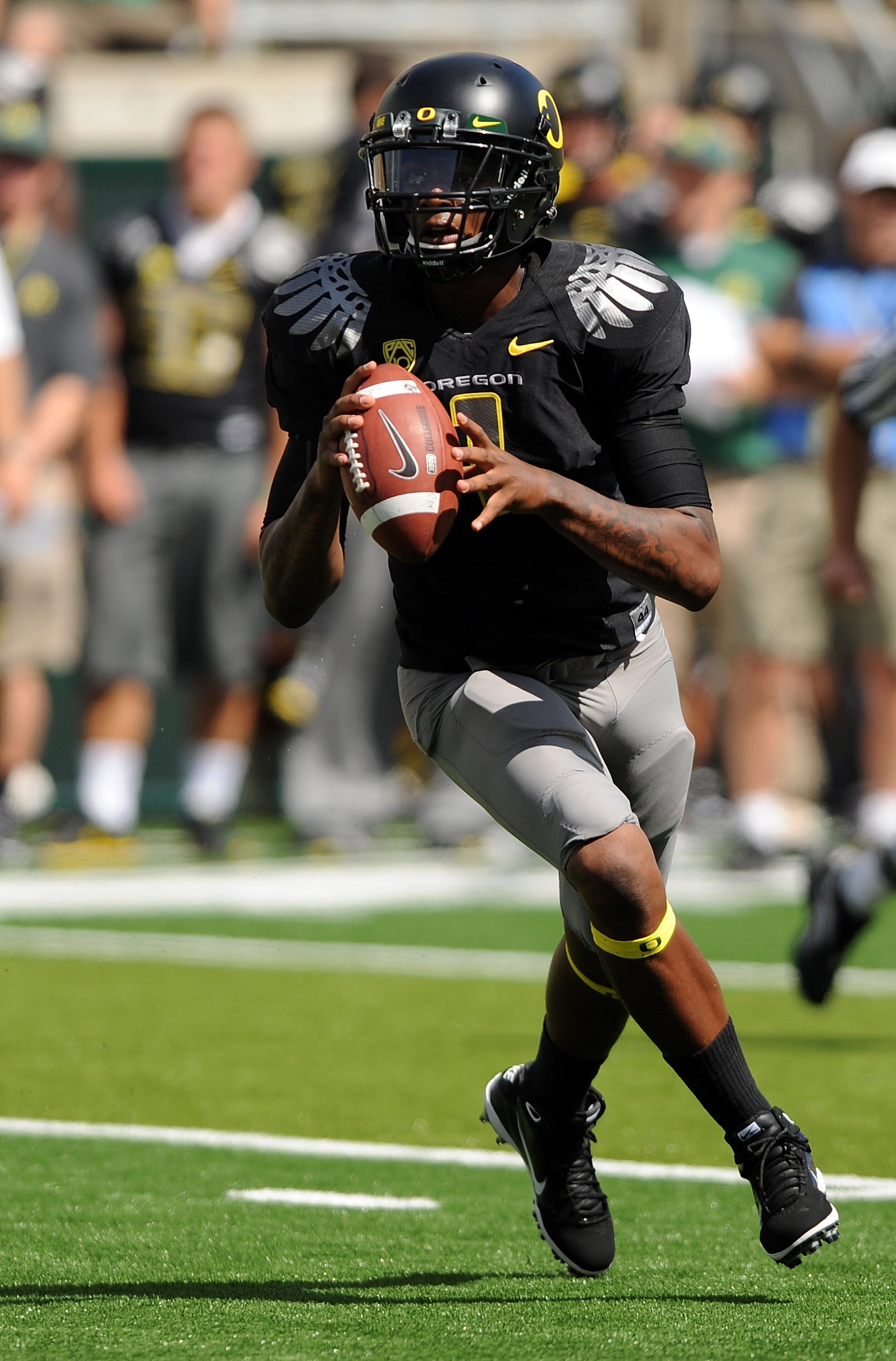 EUGENE, OR - SEPTEMBER 04: Quarterback Darron Thomas #1 of the Oregon Ducks rolls out to pass in the first quarter of the game against the New Mexico Lobos at Autzen Stadium on September 4, 2010 in Eugene, Oregon.  (Photo by Steve Dykes/Getty Images)