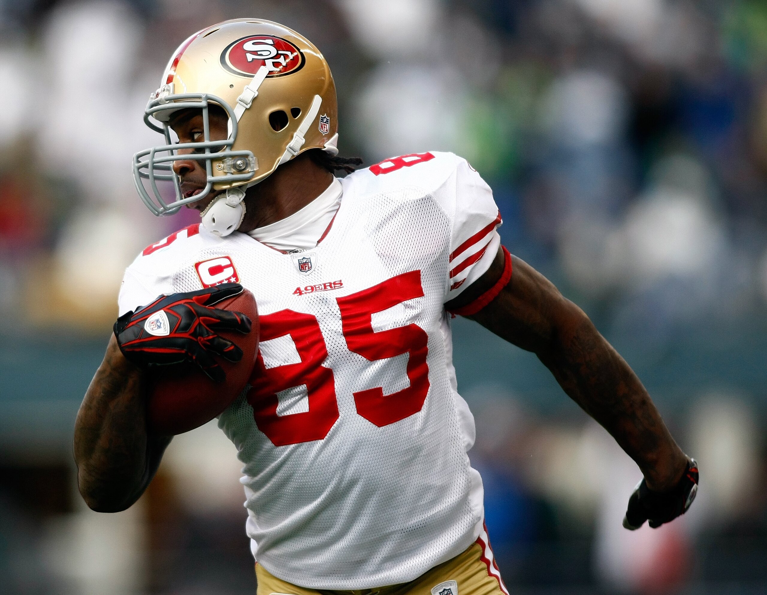 SEATTLE , WA - DECEMBER 06:  Vernon Davis #85 of the San Francisco 49ers catches a touchdown pass in the 1st qurter against the Seattle Seahawks  at Qwest Field on December 6, 2009 in Seattle, Washington.  (Photo by Jonathan Ferrey/Getty Images)