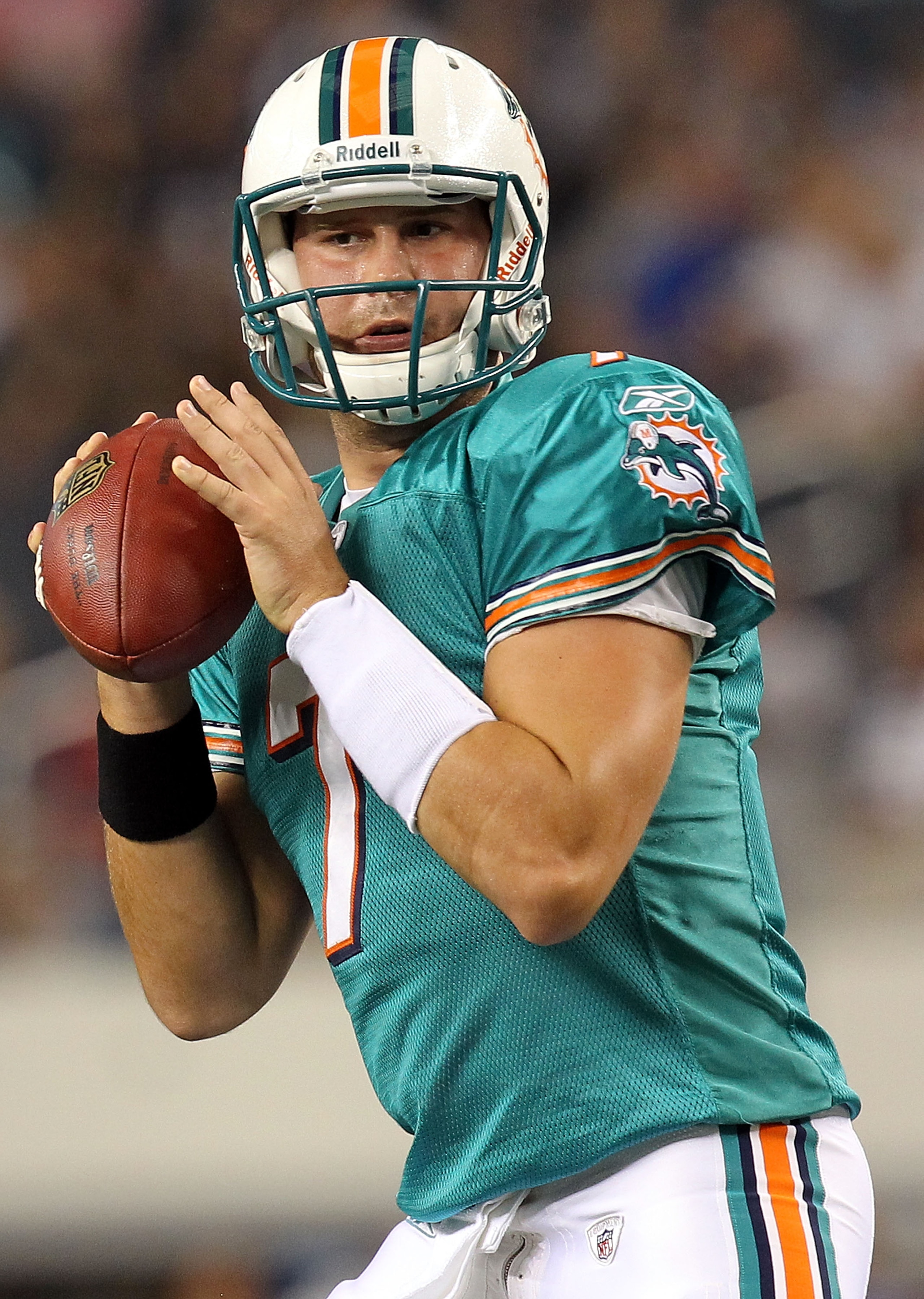 ARLINGTON, TX - SEPTEMBER 02:  Quarterback Chad Henne #7 of the Miami Dolphins  during a preseason game at Cowboys Stadium on September 2, 2010 in Arlington, Texas.  (Photo by Ronald Martinez/Getty Images)
