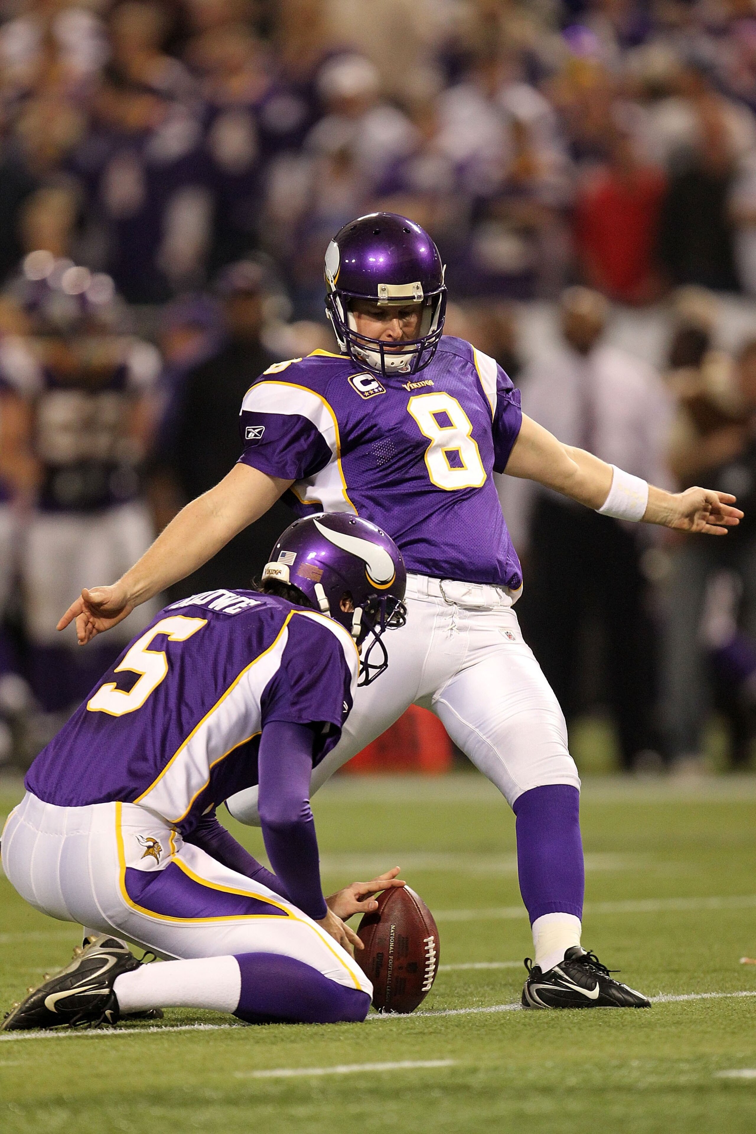 MINNEAPOLIS - JANUARY 17: Kicker Ryan Longwell #8 of the Minnesota Vikings kicks a field goal against the Dallas Cowboys during the NFC Divisional Playoff Game at Hubert H. Humphrey Metrodome on January 17, 2010 in Minneapolis, Minnesota.The Vikings defe MINNEAPOLIS - JANUARY 17: Kicker Ryan Longwell #8 of the Minnesota Vikings kicks a field goal against the Dallas Cowboys during the NFC Divisional Playoff Game at Hubert H. Humphrey Metrodome on January 17, 2010 in Minneapolis, Minnesota.The Vikings defe