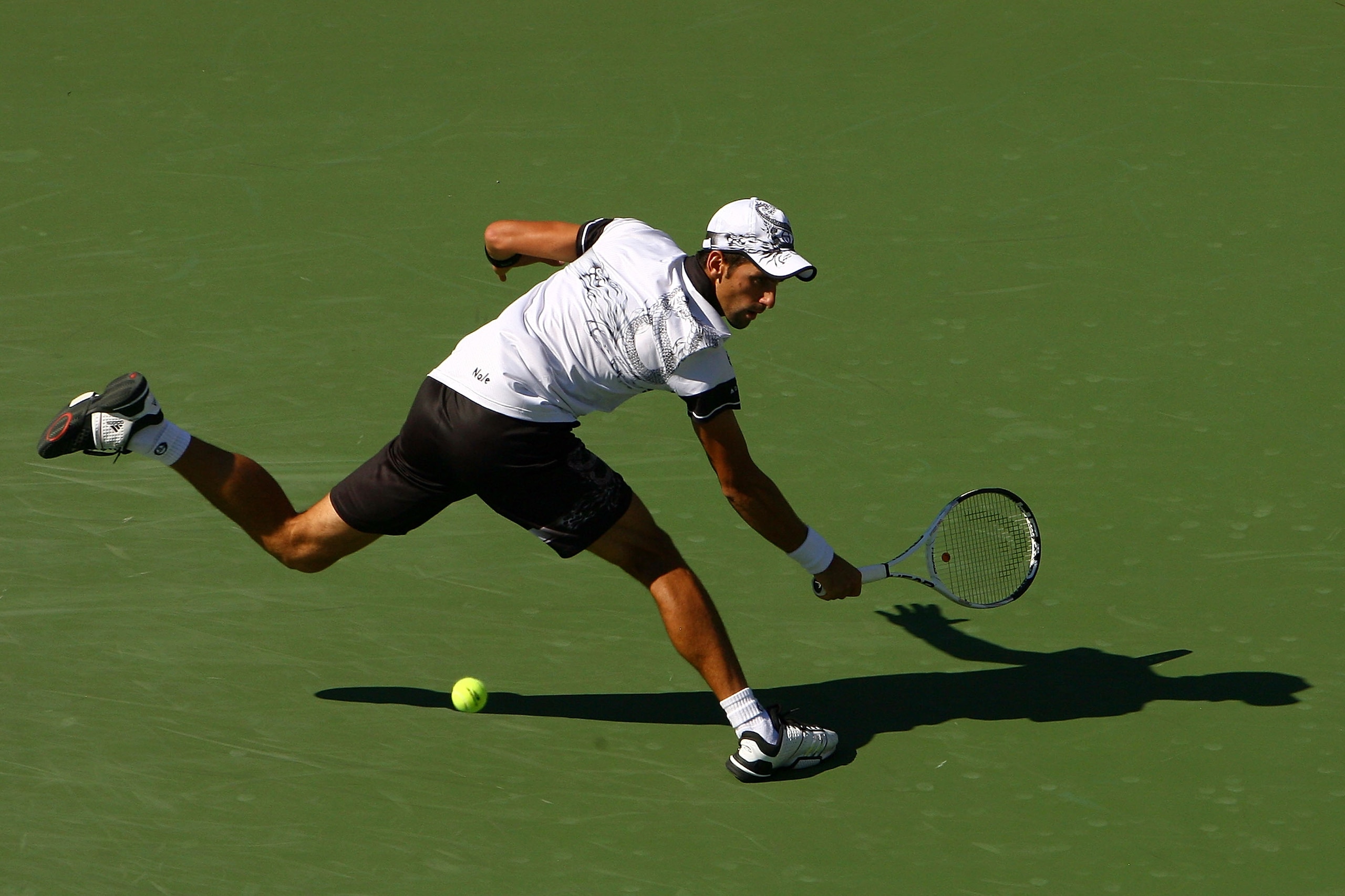 NEW YORK - SEPTEMBER 06:  Novak Djokovic of Serbia returns a shot against Mardy Fish of the United States during the men's singles match on day eight of the 2010 U.S. Open at the USTA Billie Jean King National Tennis Center on September 6, 2010 in the Flu