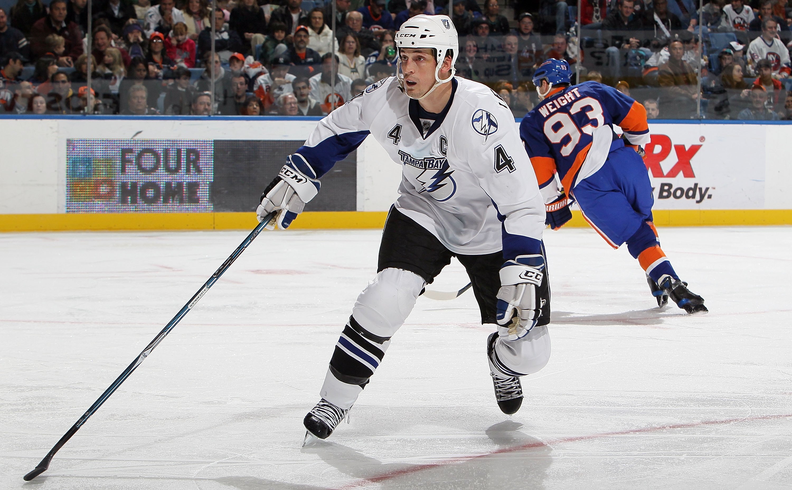 UNIONDALE, NY - FEBRUARY 13:  Vincent Lecavalier #4 of the Tampa Bay Lightning skates against the New York Islanders on February 13, 2010 at Nassau Coliseum in Uniondale, New York. The Isles defeated the Lightning 5-4.  (Photo by Jim McIsaac/Getty Images)