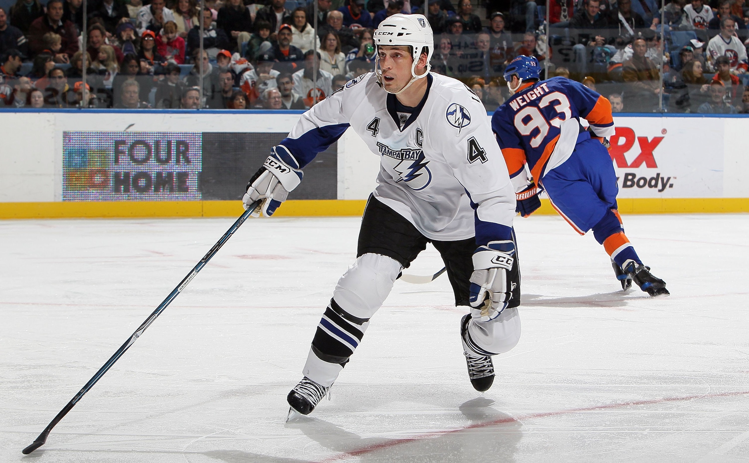 UNIONDALE, NY - FEBRUARY 13:  Vincent Lecavalier #4 of the Tampa Bay Lightning skates against the New York Islanders on February 13, 2010 at Nassau Coliseum in Uniondale, New York. The Isles defeated the Lightning 5-4.  (Photo by Jim McIsaac/Getty Images)
