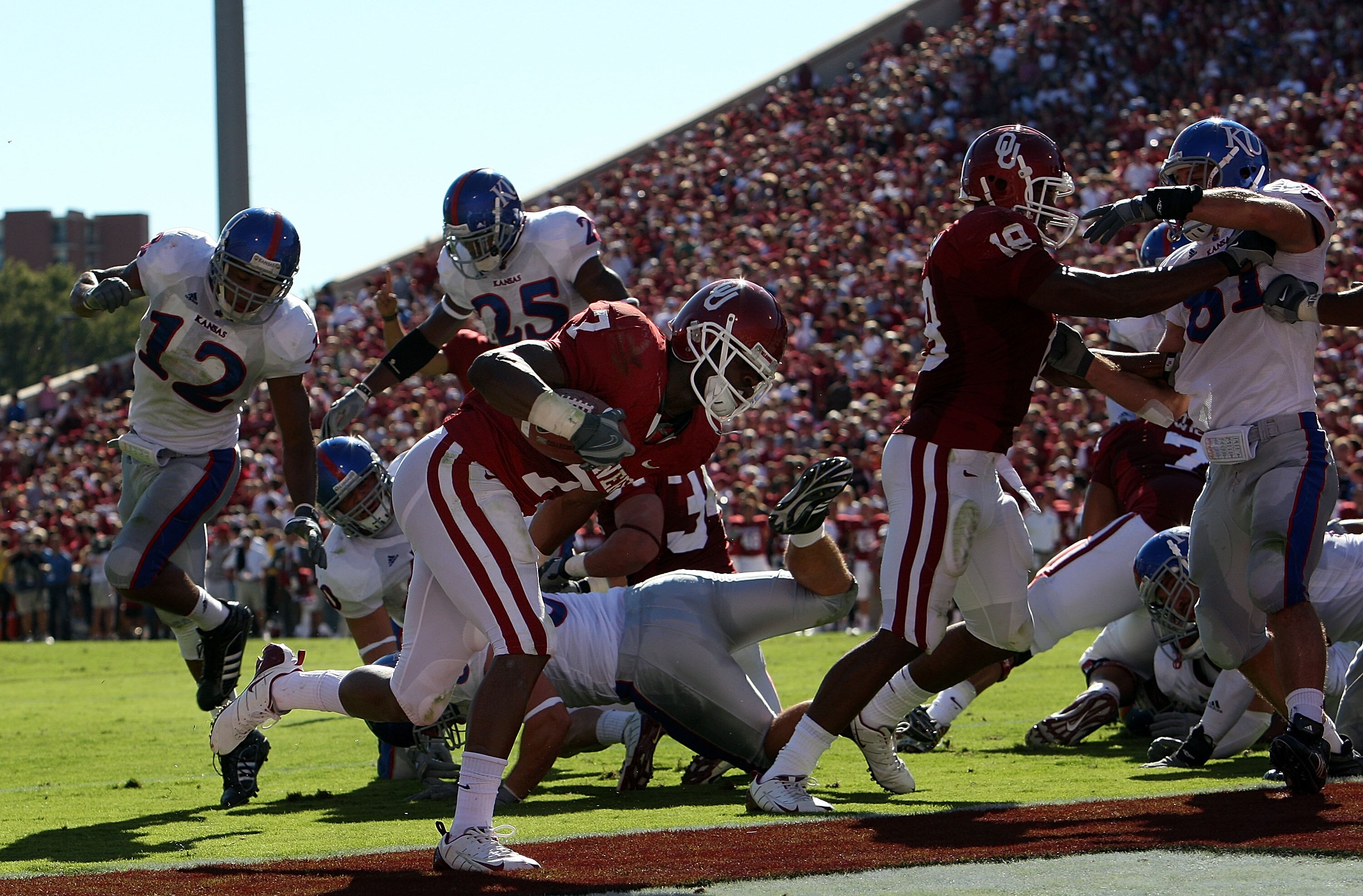 NORMAN, OK - OCTOBER 18:  Running back DeMarco Murray #7 of the Oklahoma Sooners runs for a touchdown against the Kansas Jayhawks at Memorial Stadium on October 18, 2008 in Norman, Oklahoma.  (Photo by Ronald Martinez/Getty Images)
