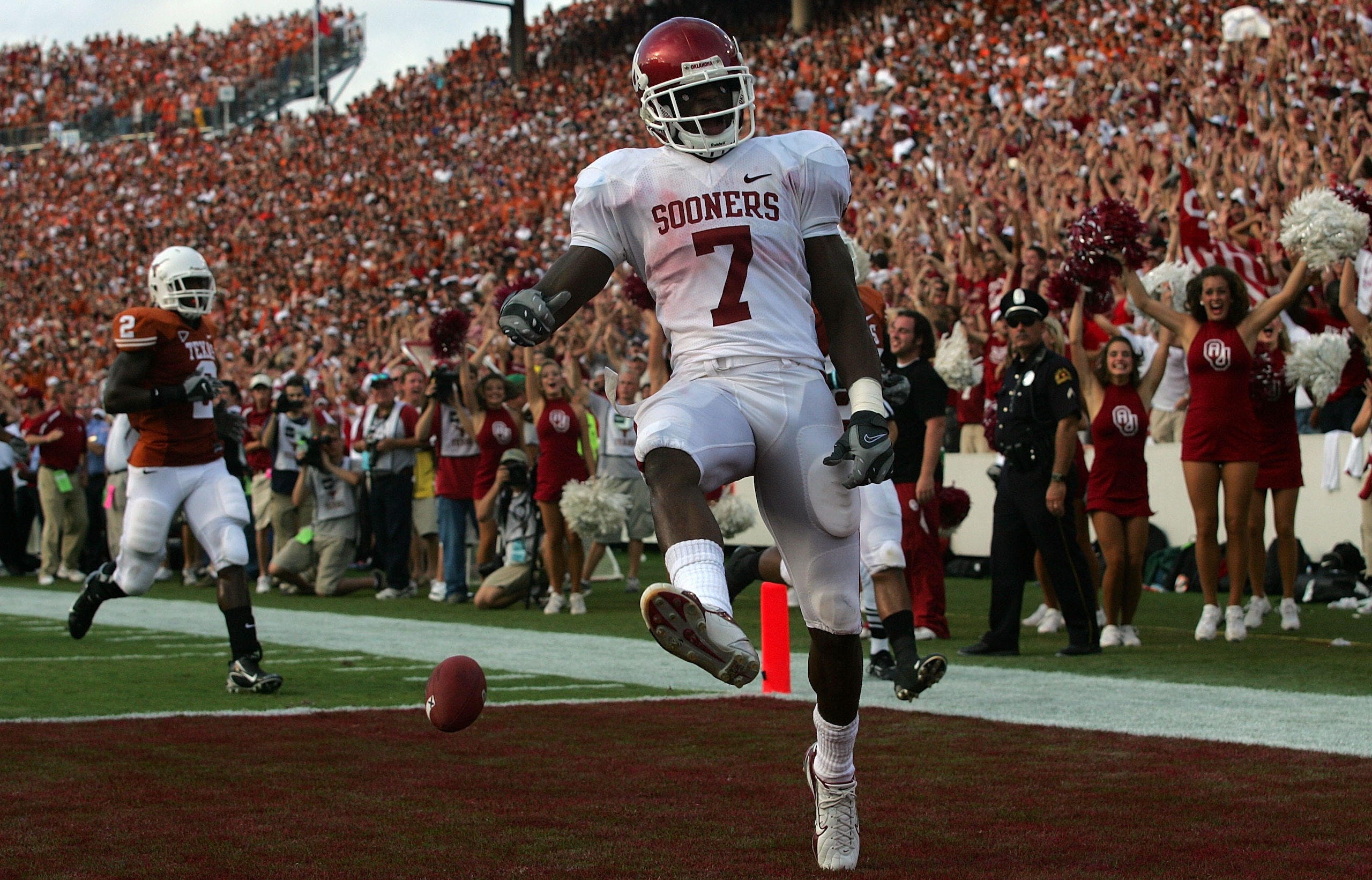 DALLAS - OCTOBER 6:  Running back DeMarco Murray #7 of the Oklahoma Sooners runs for a touchdown against the Texas Longhorns at the Cotton Bowl October 6, 2007 in Dallas, Texas.  (Photo by Ronald Martinez/Getty Images)