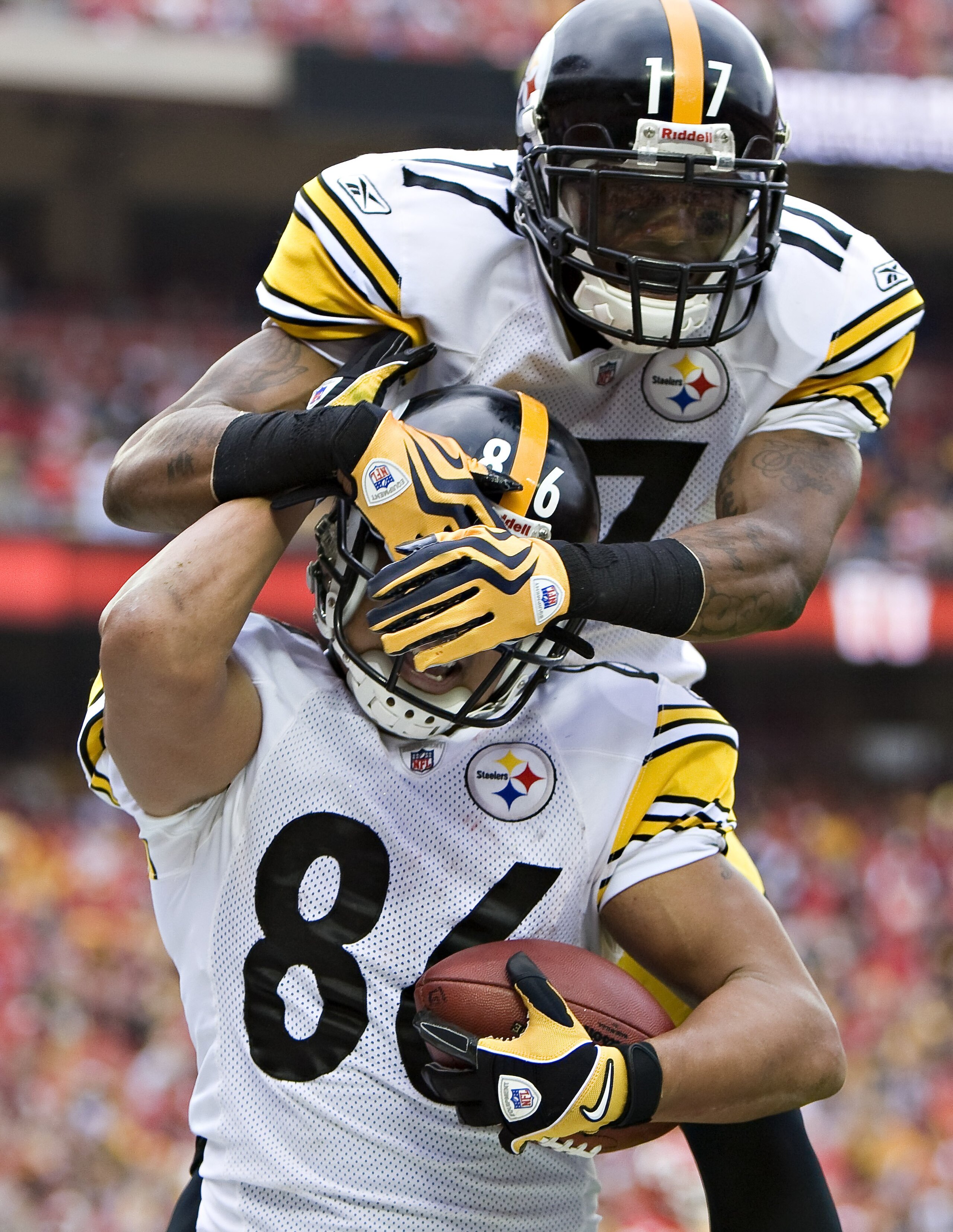 KANSAS CITY, MO - NOVEMBER 22: Wide receiver Mike Wallace #17 jumps on the back of teammate Hines Ward #86 of the Pittsburgh Steelers after scoring a touchdown in NFL game action against the Kansas City Chiefs at Arrowhead Stadium on November 22, 2009 in 