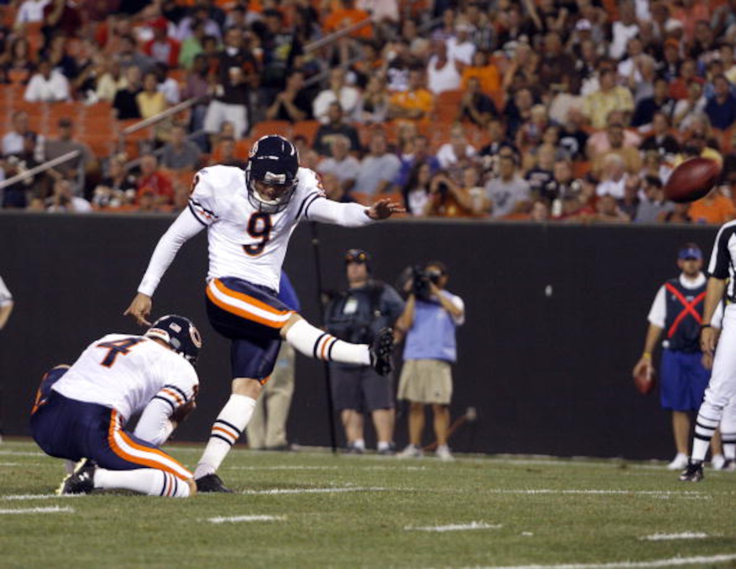 CLEVELAND - SEPTEMBER 2: Robbie Gould #9 of the Chicago Bears kicks a field goal against the Cleveland Browns during the preseason game on September 2, 2010 at Cleveland Browns Stadium in Cleveland, Ohio. The Browns defeated the Bears 13-10. (Photo by Jus