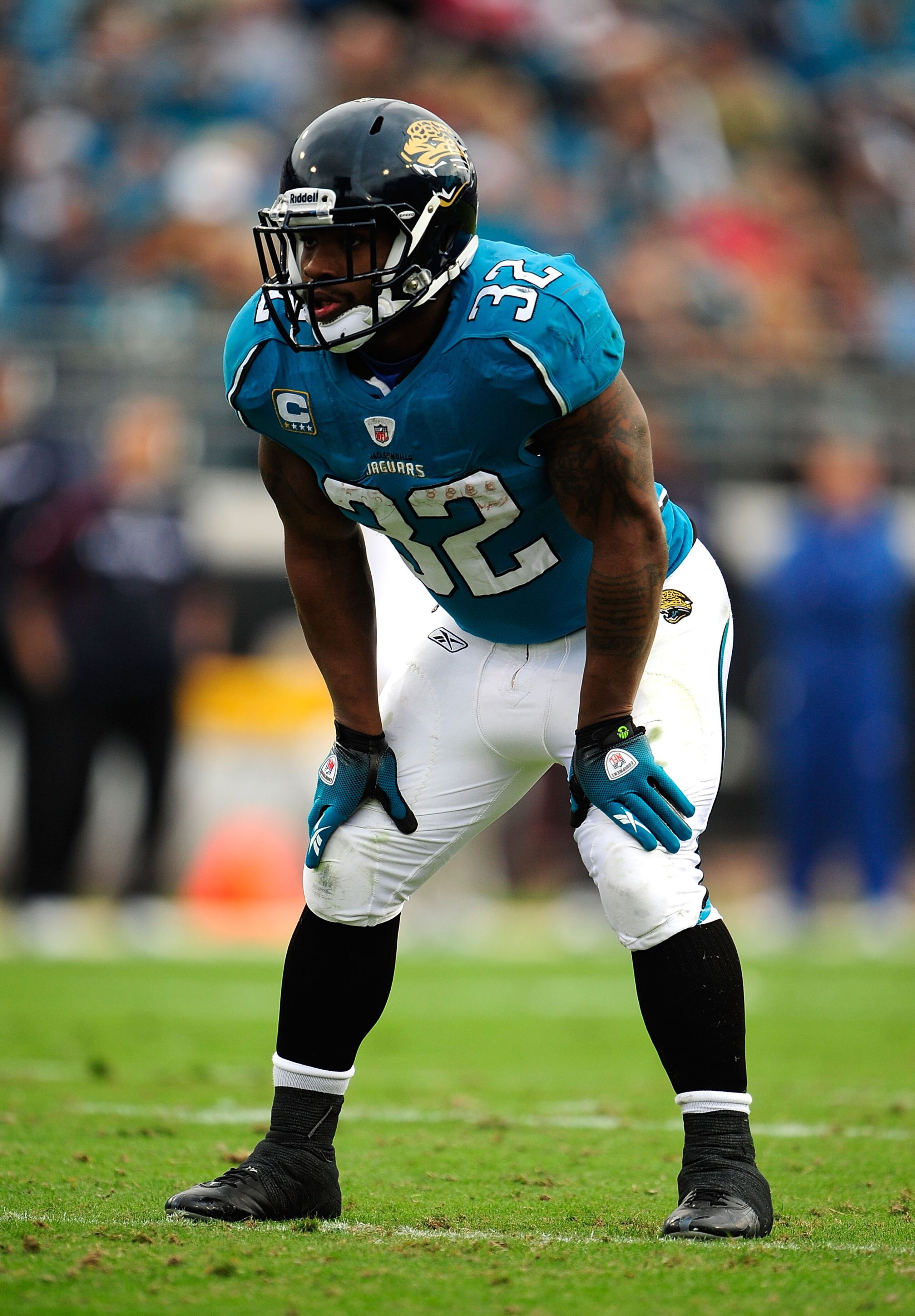 JACKSONVILLE, FL - DECEMBER 06:  Maurice Jones-Drew #32 of the Jacksonville Jaguars prepares to run during the game against the Houston Texans at Jacksonville Municipal Stadium on December 6, 2009 in Jacksonville, Florida.  (Photo by Sam Greenwood/Getty I