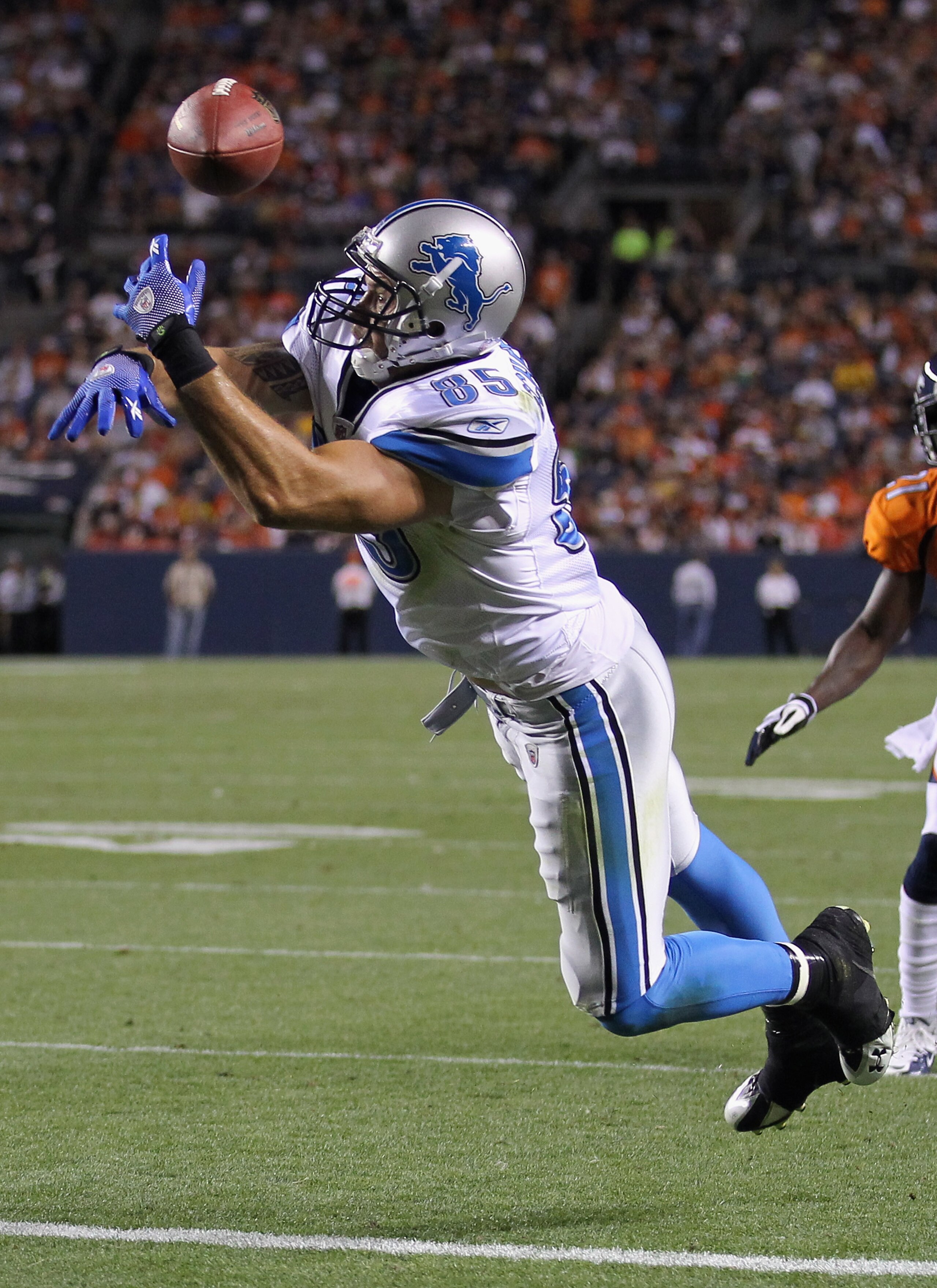 DENVER - AUGUST 21:  Tight end Tony Scheffler #85 of the Detroit Lions lets the ball slip through his hands and fails to make a reception in the endzone against the Denver Broncos during preseason NFL action at INVESCO Field at Mile High on August 21, 201