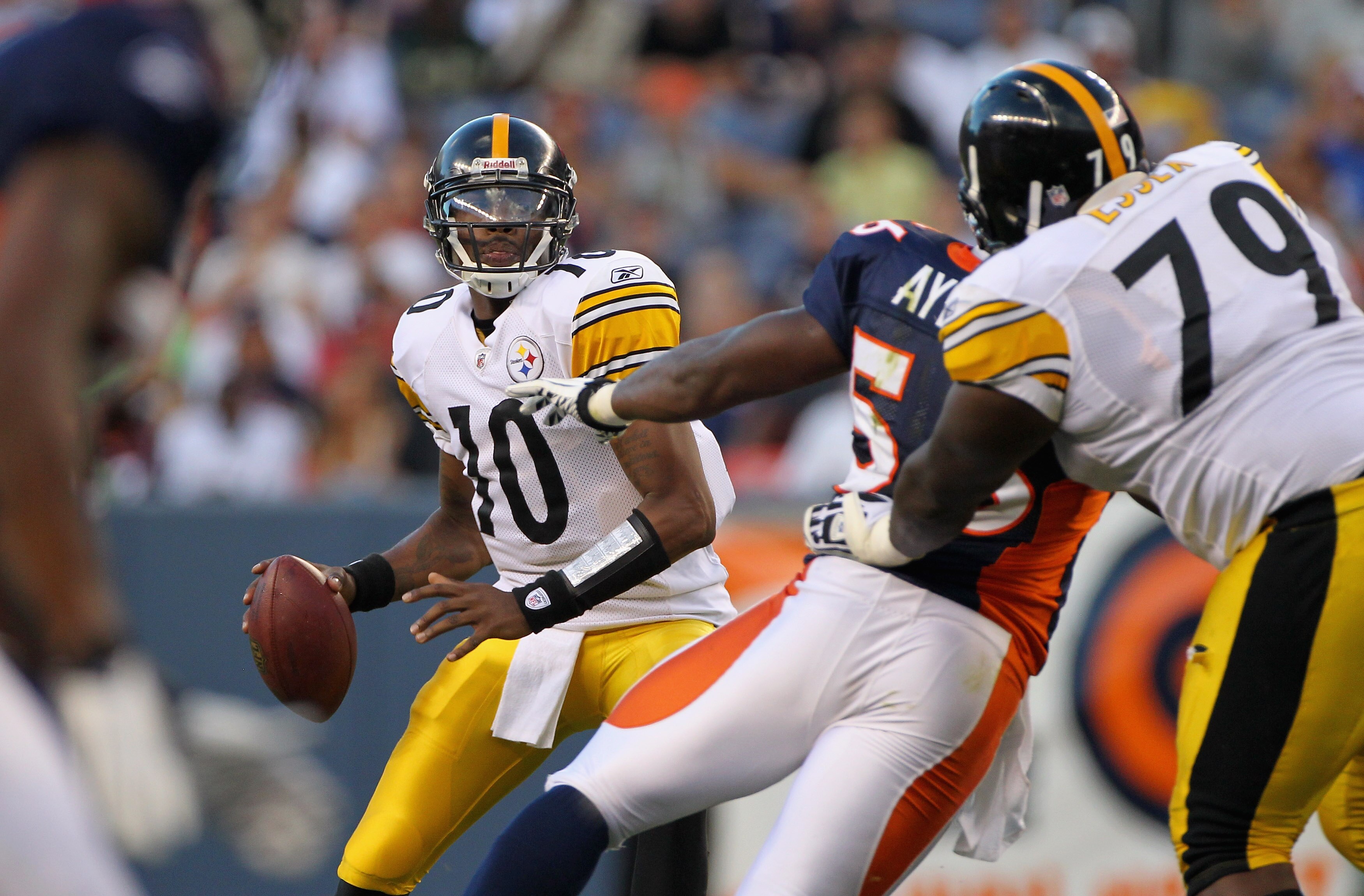 DENVER - AUGUST 29:  Quarterback Dennis Dixon #10 of the Pittsburgh Steelers looks for a recevier against the Denver Broncos during preseason NFL action at INVESCO Field at Mile High on August 29, 2010 in Denver, Colorado.  (Photo by Doug Pensinger/Getty