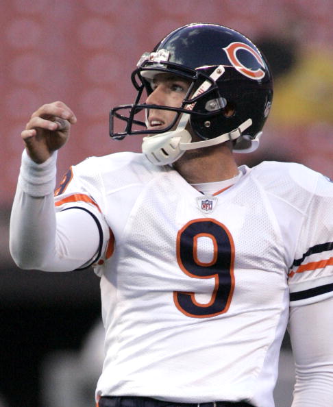 CLEVELAND - SEPTEMBER 2:  Robbie Gould #9 of the Chicago Bears warms up before before the start of the preseason game against the Cleveland Browns at Cleveland Browns Stadium on September 2, 2010 in Cleveland, Ohio. (Photo by Justin K. Aller/Getty Images)