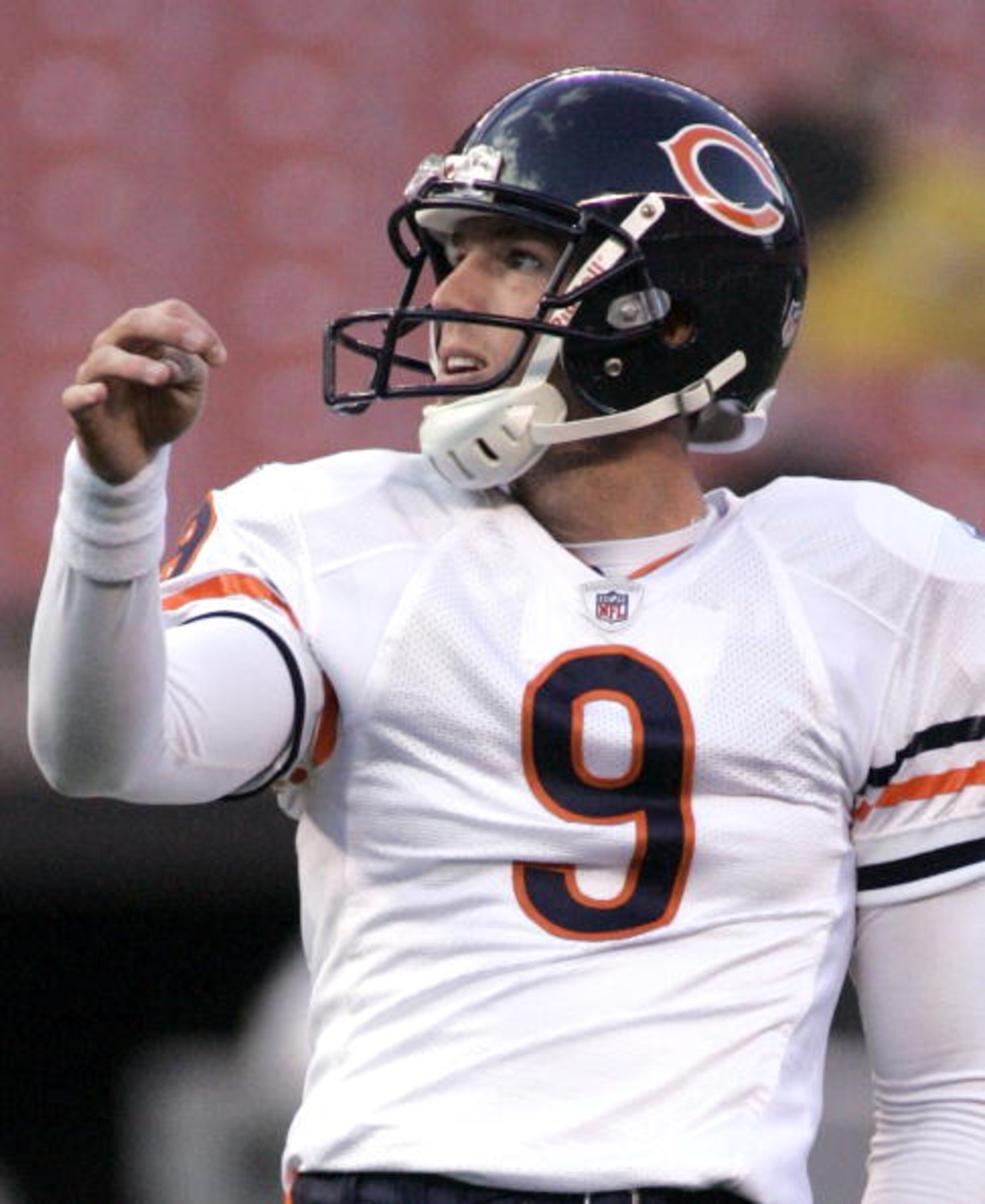 CLEVELAND - SEPTEMBER 2:  Robbie Gould #9 of the Chicago Bears warms up before before the start of the preseason game against the Cleveland Browns at Cleveland Browns Stadium on September 2, 2010 in Cleveland, Ohio. (Photo by Justin K. Aller/Getty Images)
