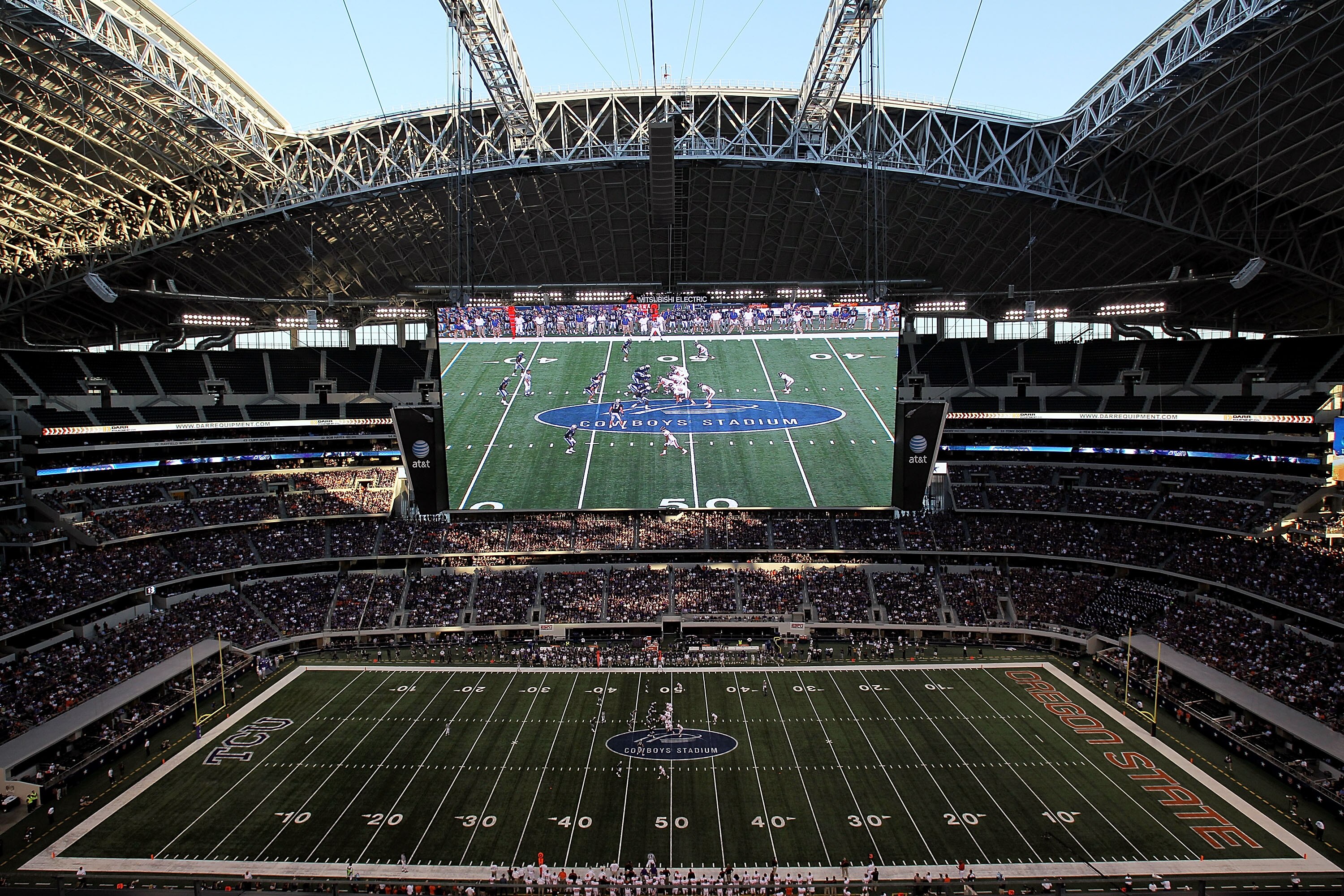 ARLINGTON, TX - SEPTEMBER 04:  A general view of play between the Oregon State Beavers and the Oregon State Beavers at Cowboys Stadium on September 4, 2010 in Arlington, Texas.  (Photo by Ronald Martinez/Getty Images)
