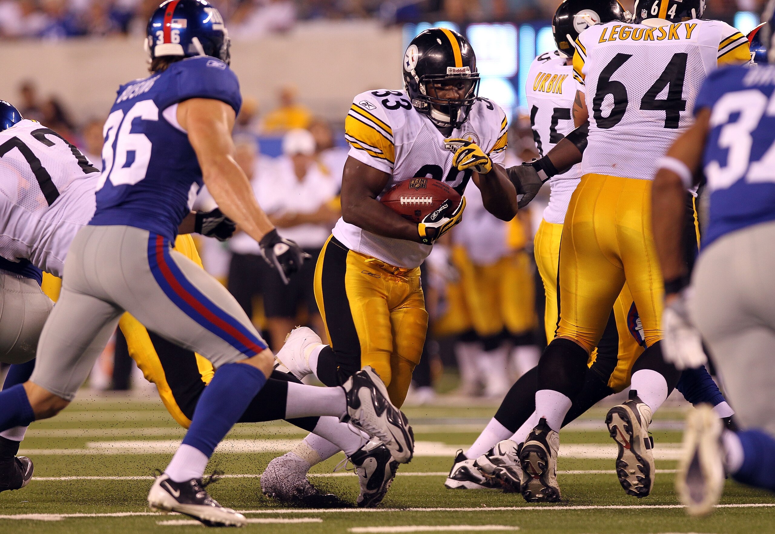 EAST RUTHERFORD, NJ - AUGUST 21:  Isaac Redman #33 of the Pittsburgh Steelers rushes in for a touchdown against the New York Giants during their preseason game at New Meadowlands Stadium on August 21, 2010 in East Rutherford, New Jersey.  (Photo by Nick L
