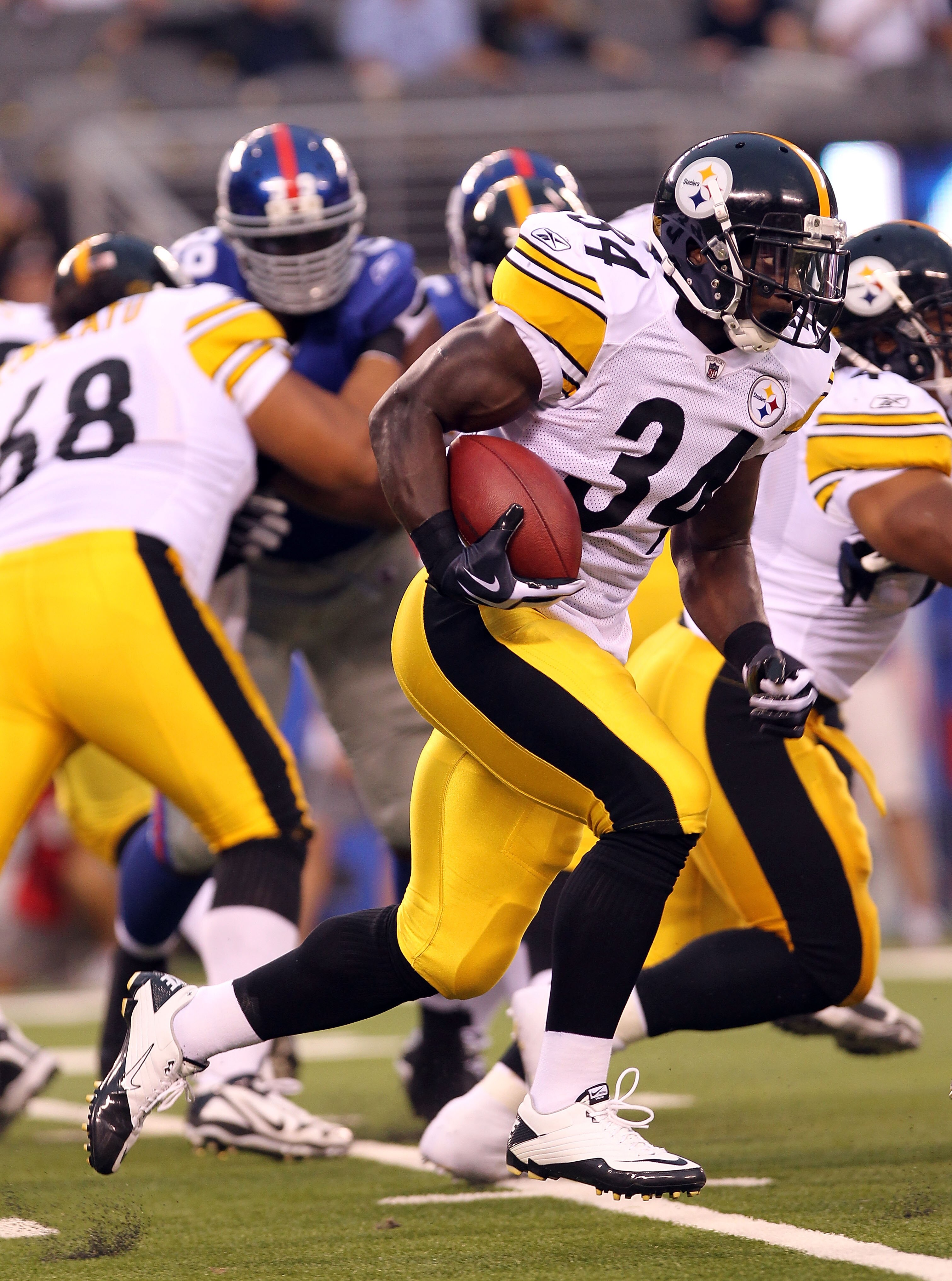 EAST RUTHERFORD, NJ - AUGUST 21: Rashard Mendenhall #34 of the Pittsburgh Steelers rushes against the New York Giants during their preseason game at New Meadowlands Stadium on August 21, 2010 in East Rutherford, New Jersey.  (Photo by Nick Laham/Getty Ima