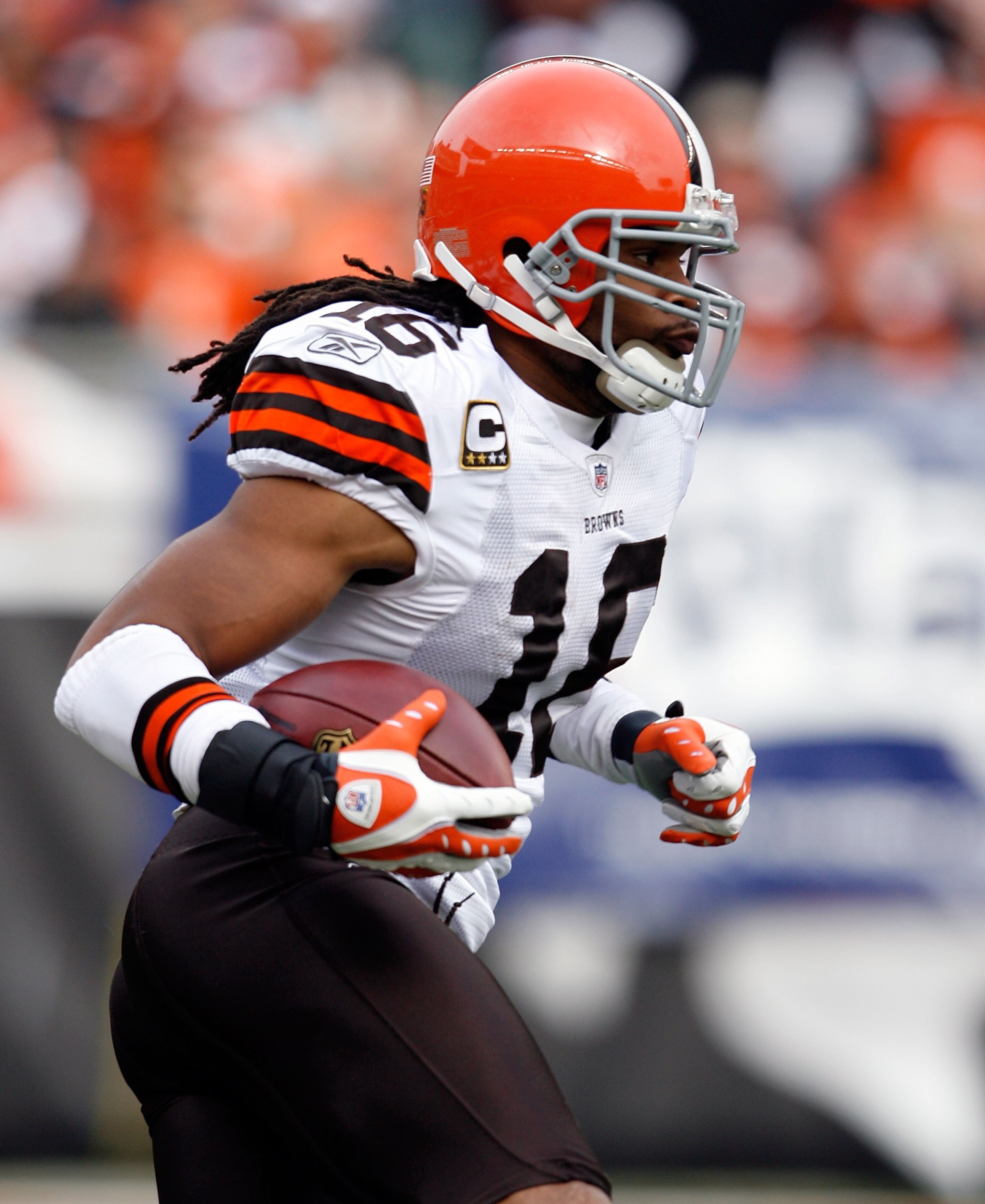 CINCINNATI - NOVEMBER 29:  Joshua Cribbs #10 of  the Cleveland Browns runs with the ball during the NFL game against the Cincinnati Bengals at Paul Brown Stadium on November 29, 2009 in Cincinnati, Ohio.  (Photo by Andy Lyons/Getty Images)