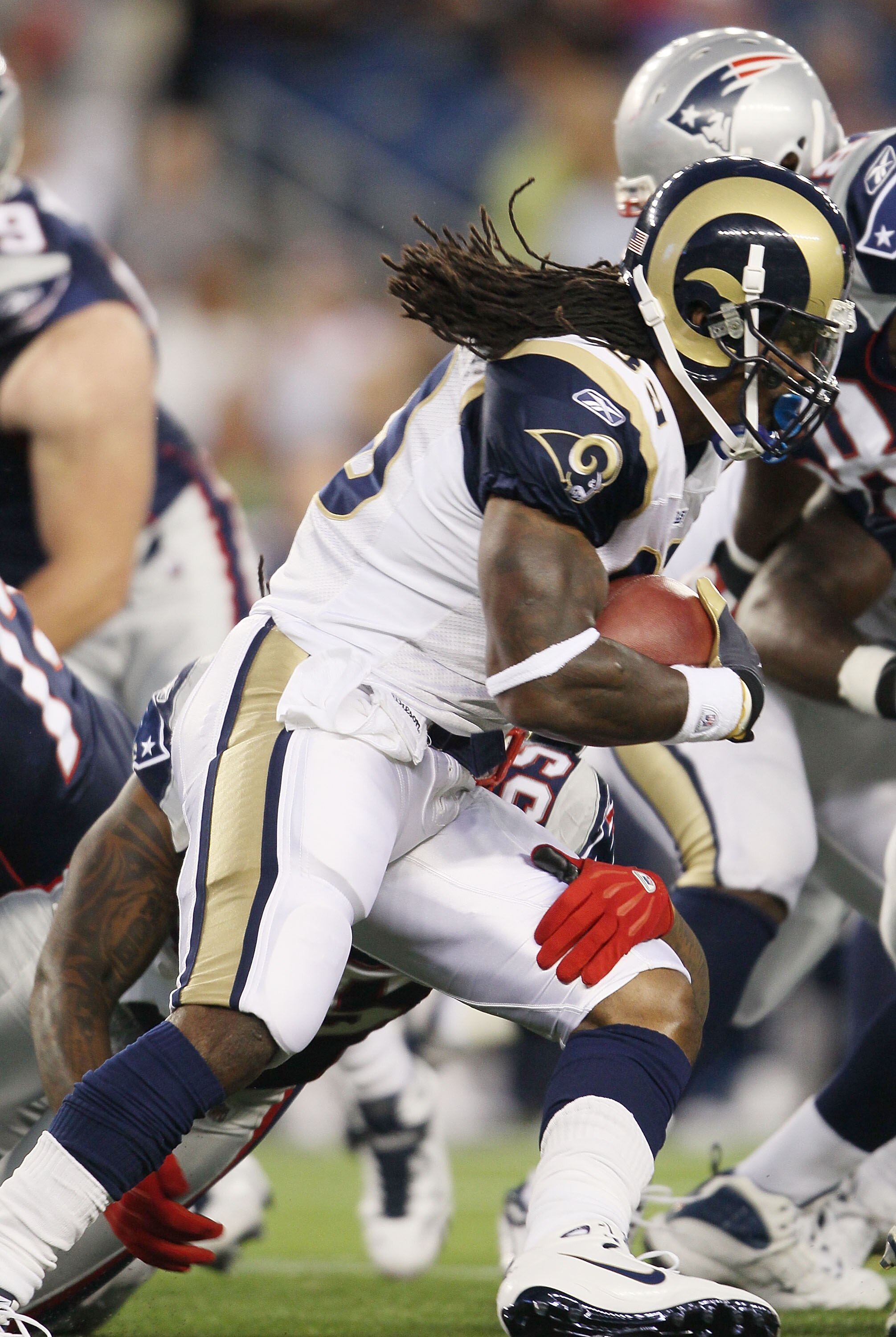FOXBORO, MA - AUGUST 26:  Steven Jackson #39 of the St. Louis Rams carries the ball in the first half against the New England Patriots on August 26, 2010 at Gillette Stadium in Foxboro, Massachusetts.  (Photo by Elsa/Getty Images)