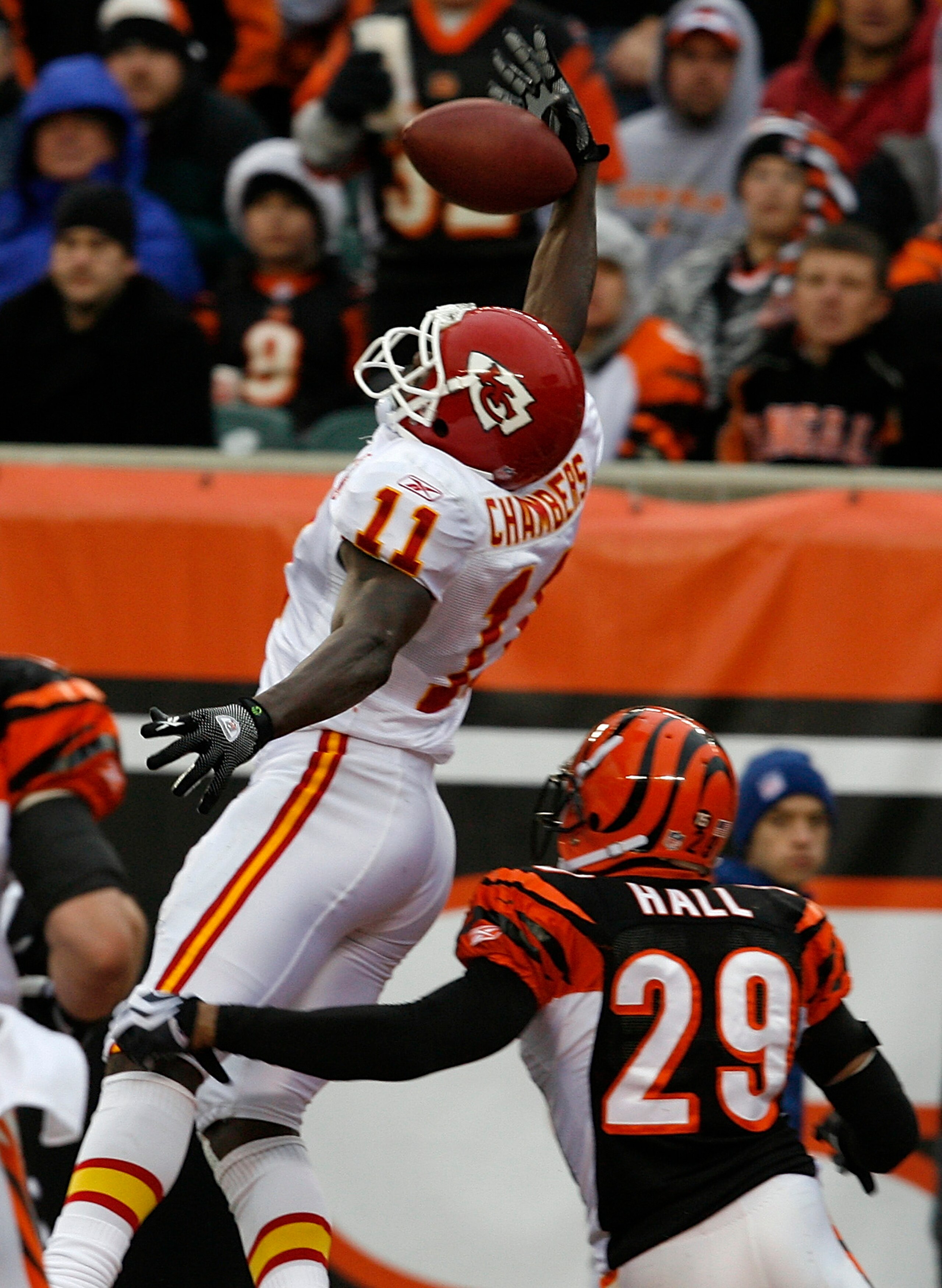CINCINNATI - DECEMBER 27: Leon Hall #29 of the Cincinnati Bengals breaks up the pass to Chris Chambers #11 of the Kansas City Chiefs in their NFL game at Paul Brown Stadium December 27, 2009 in Cincinnati, Ohio.    (Photo by John Sommers II/Getty Images)