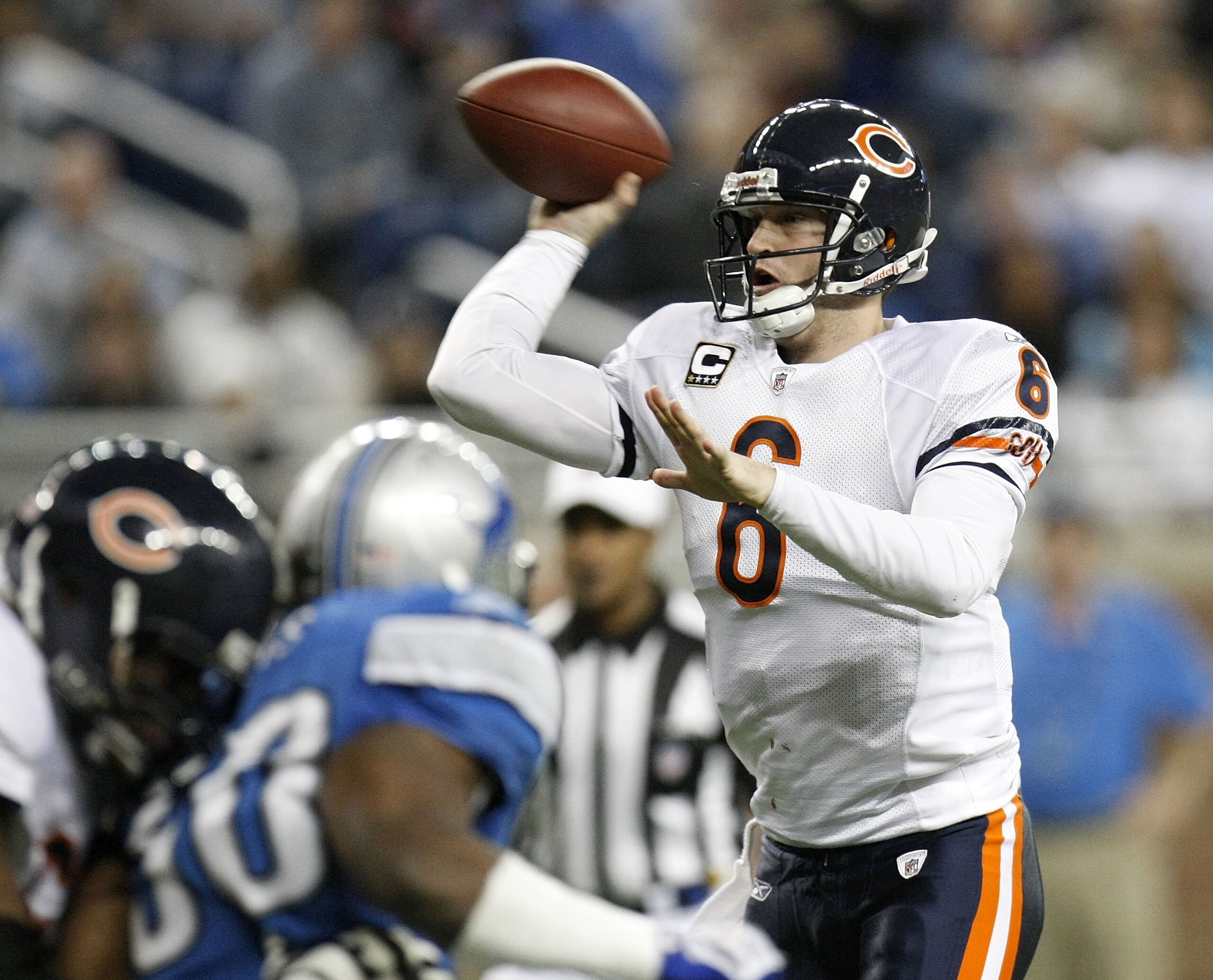 DETROIT - JANUARY 03:  Jay Cutler #6 of the Chicago Bears throws a fourth quarter touchdown pass while playing the Detroit Lions on January 3, 2010 at Ford Field in Detroit, Michigan. Chicago won the game 37-23. (Photo by Gregory Shamus/Getty Images)
