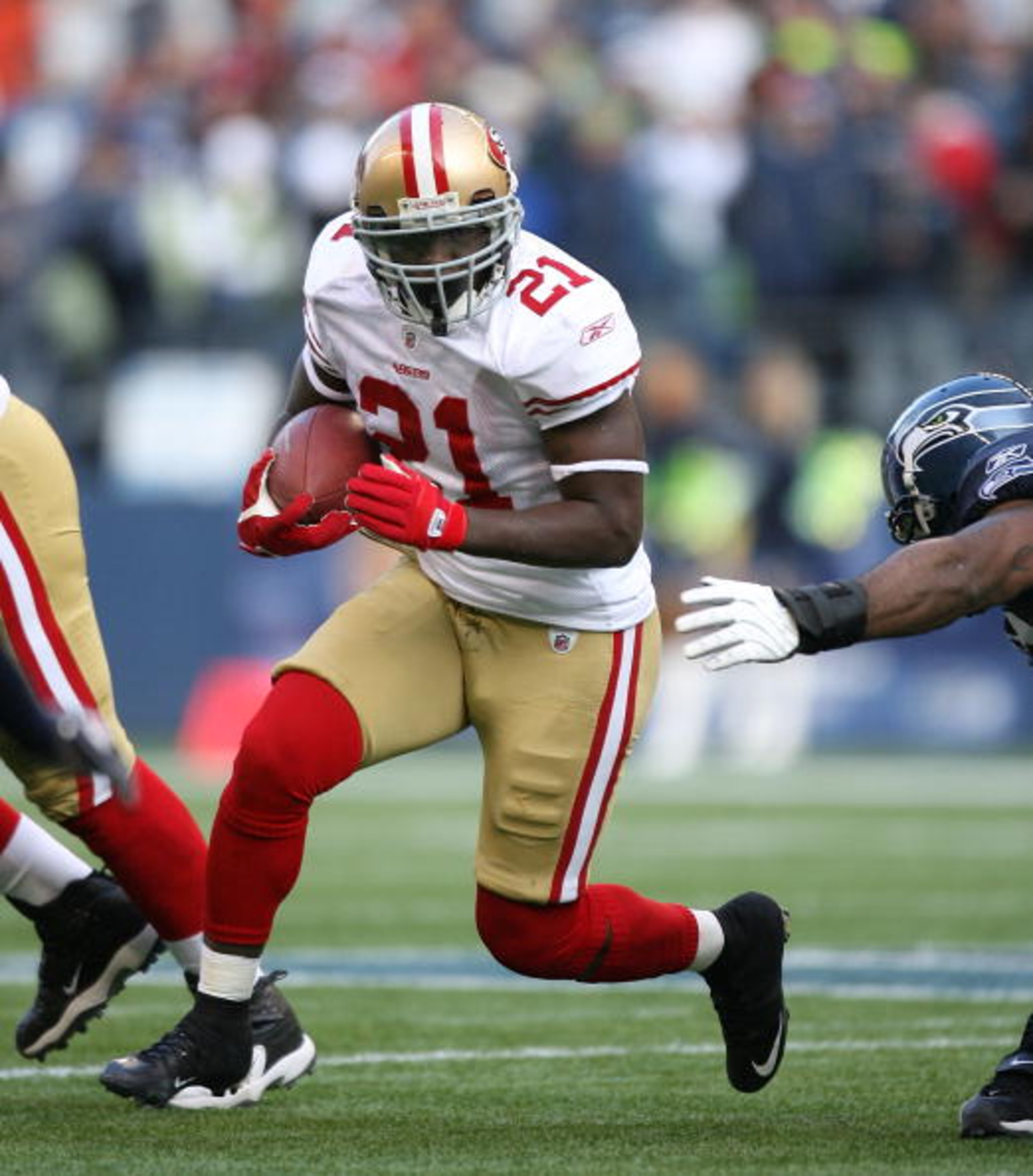 SEATTLE - DECEMBER 06:  Runningback Frank Gore #21 of the San Francisco 49ers rushes against the Seattle Seahawks on December 6, 2009 at Qwest Field in Seattle, Washington. The Seahawks defeated the 49ers 20-17. (Photo by Otto Greule Jr/Getty Images)