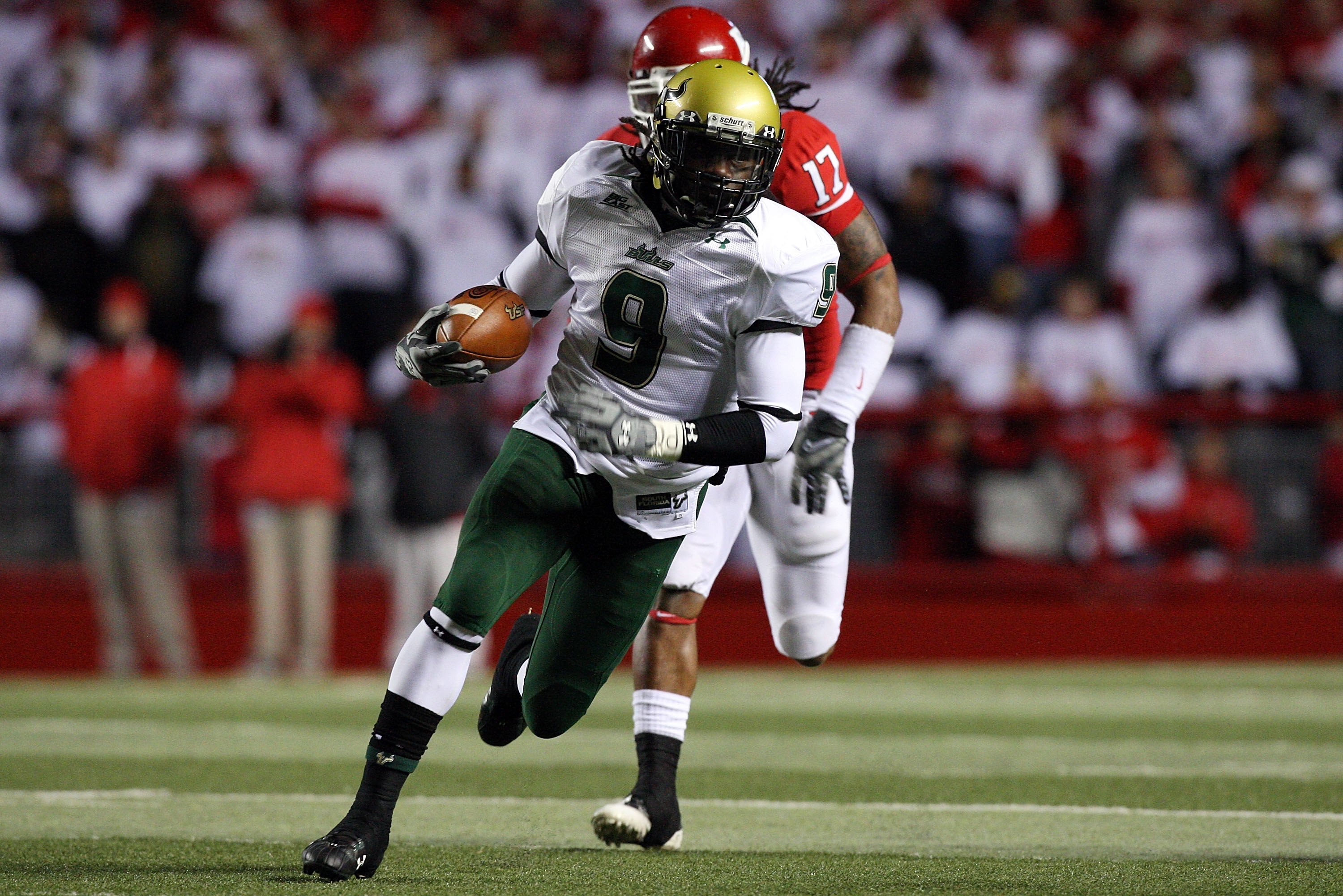 PISCATAWAY, NJ - NOVEMBER 12:  Theo Wilson #9 of the South Florida Bulls runs the ball against the Rutgers Scarlet Knights at Rutgers Stadium on November 12, 2009 in Piscataway, New Jersey.  (Photo by Jim McIsaac/Getty Images)
