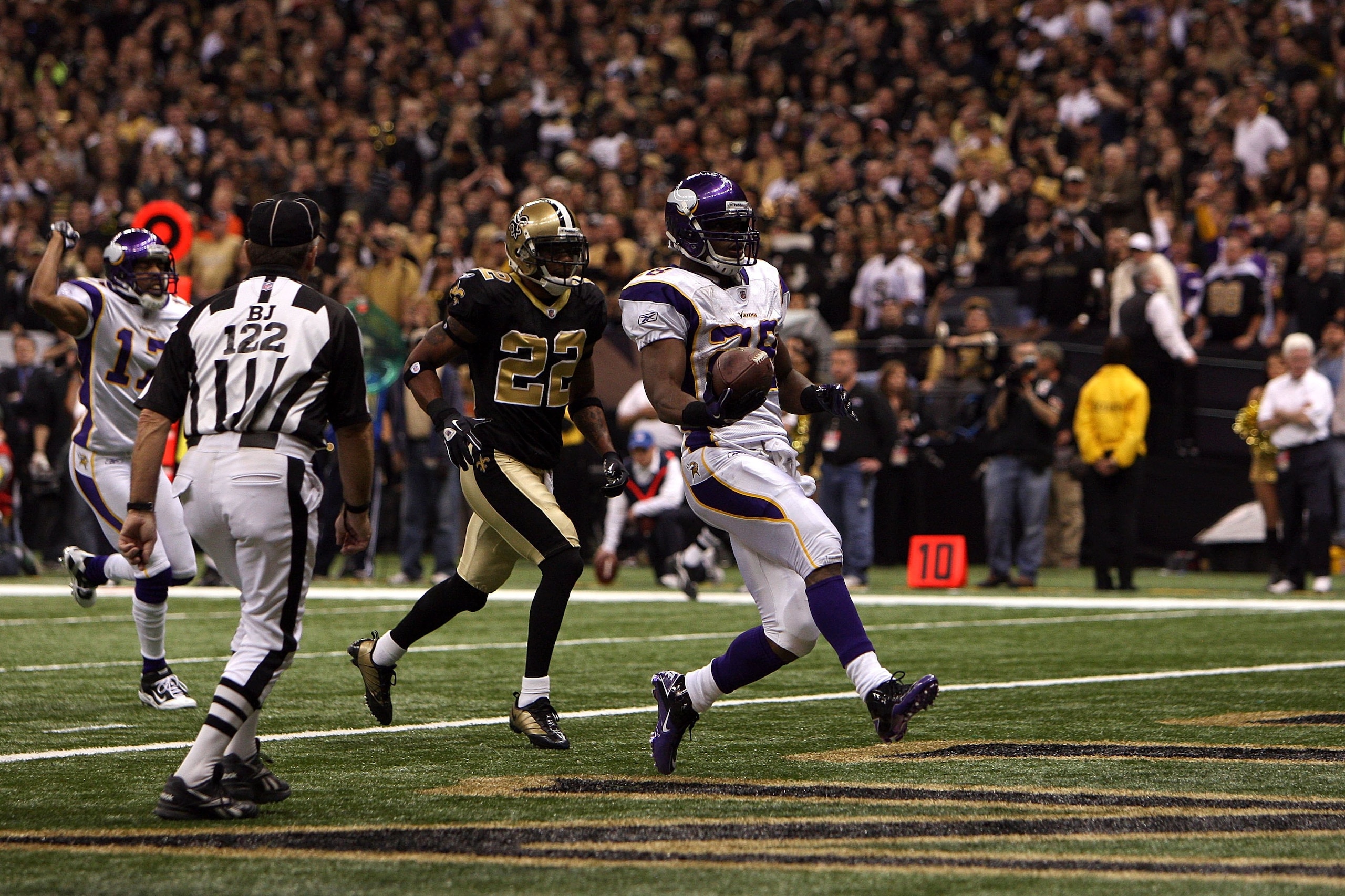 NEW ORLEANS - JANUARY 24:  Adrian Peterson #28 of the Minnesota Vikings scores a touchdown in the first quarter against Tracy Porter #22 and the New Orleans Saints during the NFC Championship Game at the Louisana Superdome on January 24, 2010 in New Orlea