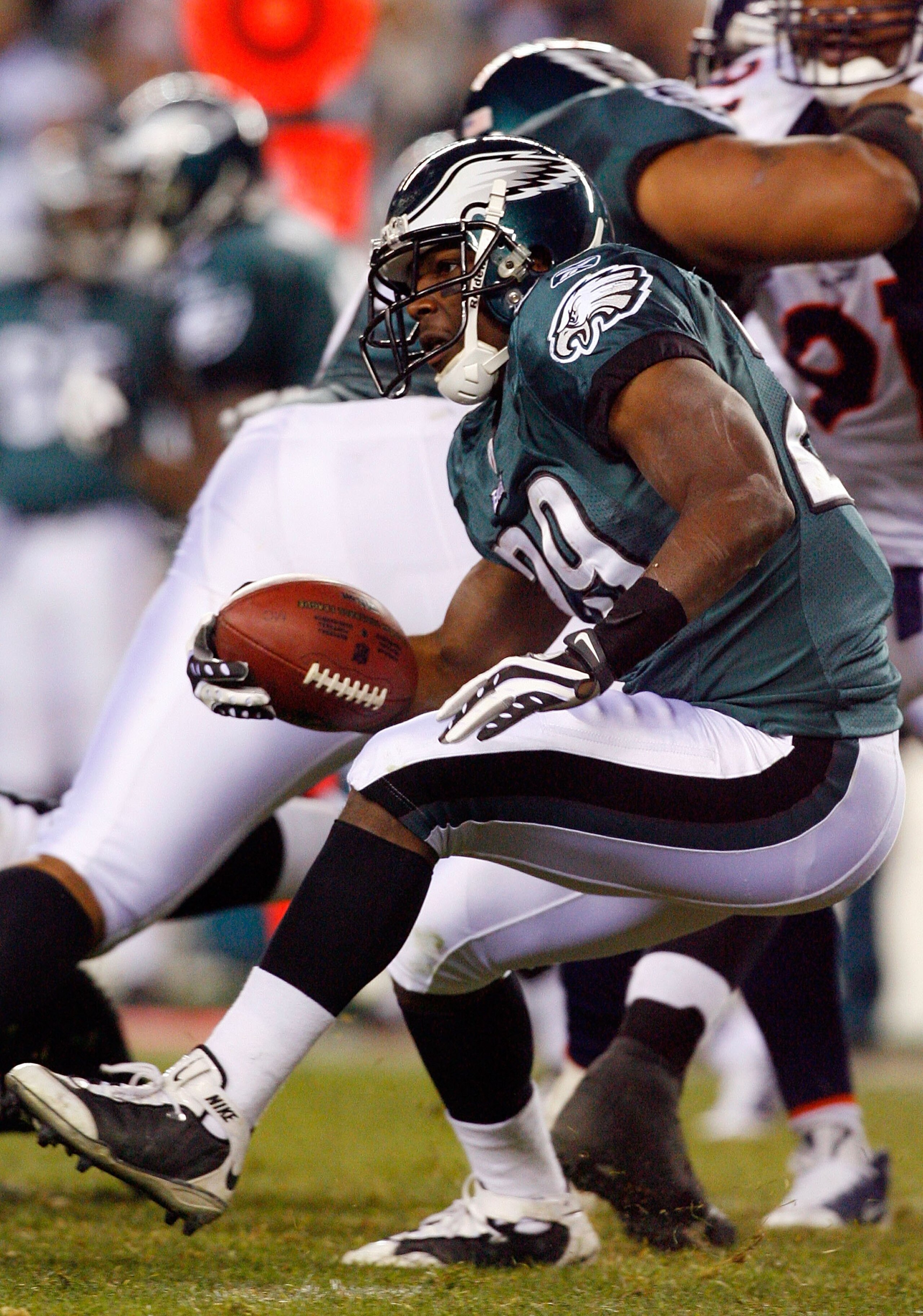 PHILADELPHIA - DECEMBER 27:  LeSean McCoy #29 of the Philadelphia Eagles runs the ball against the Denver Broncos on December 27, 2009 at Lincoln Financial Field in Philadelphia, Pennsylvania. The Eagles defeated the Broncos 30-27.  (Photo by Jim McIsaac/