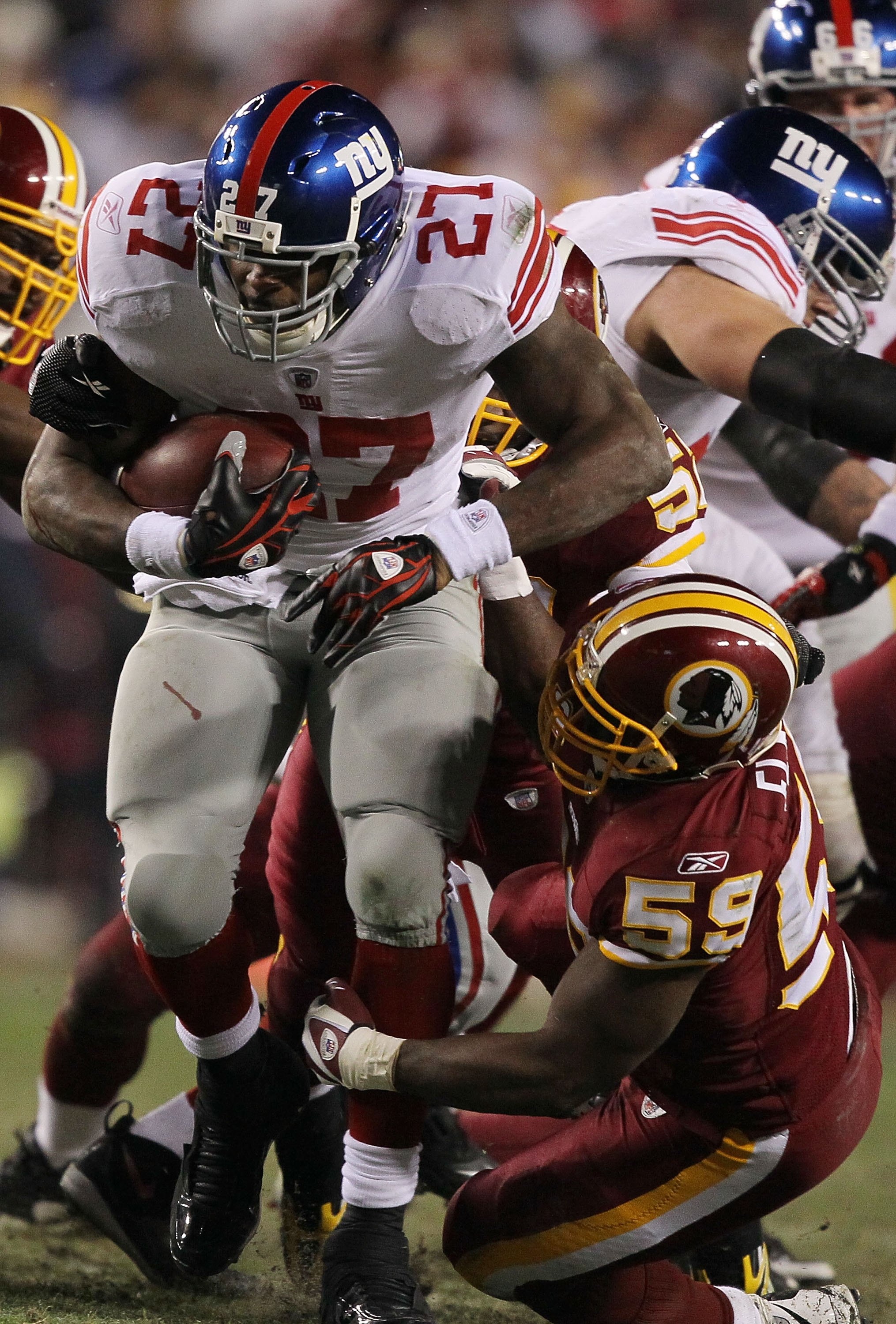 LANDOVER, MD - DECEMBER 21:  Brandon Jacobs #27 of the New York Giants runs past London Fletcher #59 of  the Washington Redskins during their game on December 21, 2009 at Fedex Field in Landover, Maryland.  (Photo by Al Bello/Getty Images)
