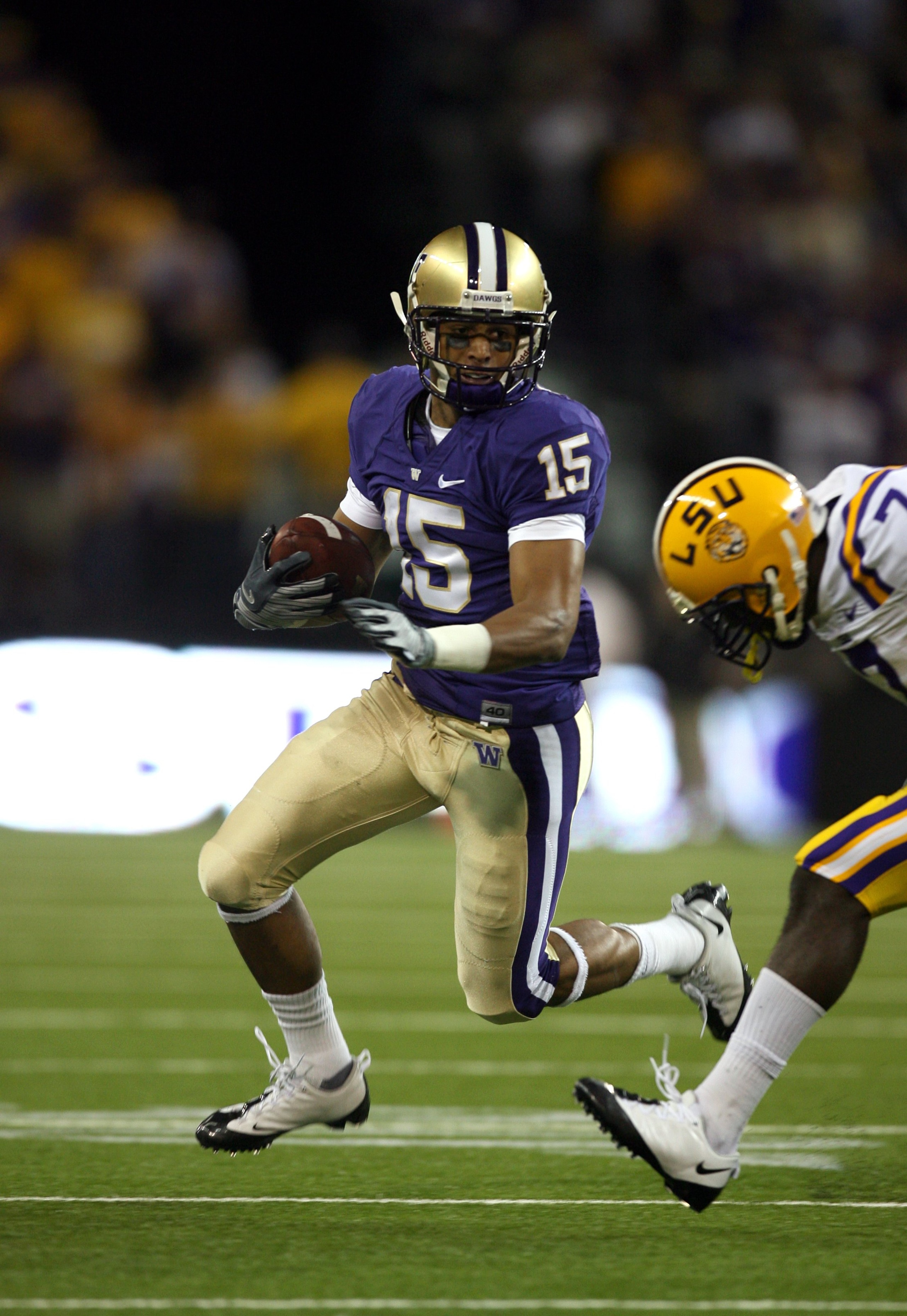 SEATTLE - SEPTEMBER 5:  Jermaine Kearse #15 of the Washington Huskies runs with the ball against the LSU Tigers during their game on September 5, 2009 at Husky Stadium in Seattle, Washington. The LSU Tigers defeated the Washington Huskies 31-23. (Photo by
