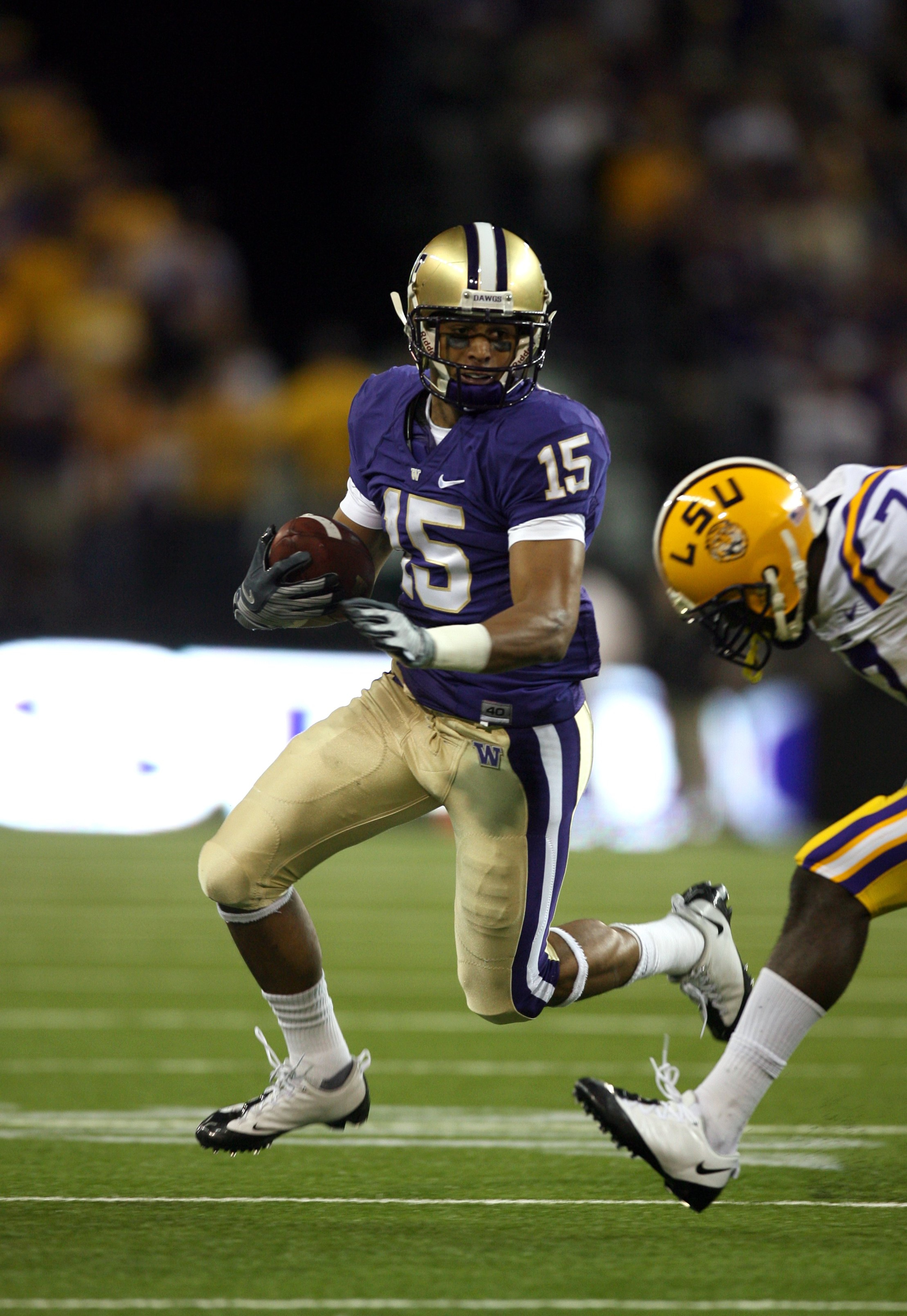 SEATTLE - SEPTEMBER 5:  Jermaine Kearse #15 of the Washington Huskies runs with the ball against the LSU Tigers during their game on September 5, 2009 at Husky Stadium in Seattle, Washington. The LSU Tigers defeated the Washington Huskies 31-23. (Photo by