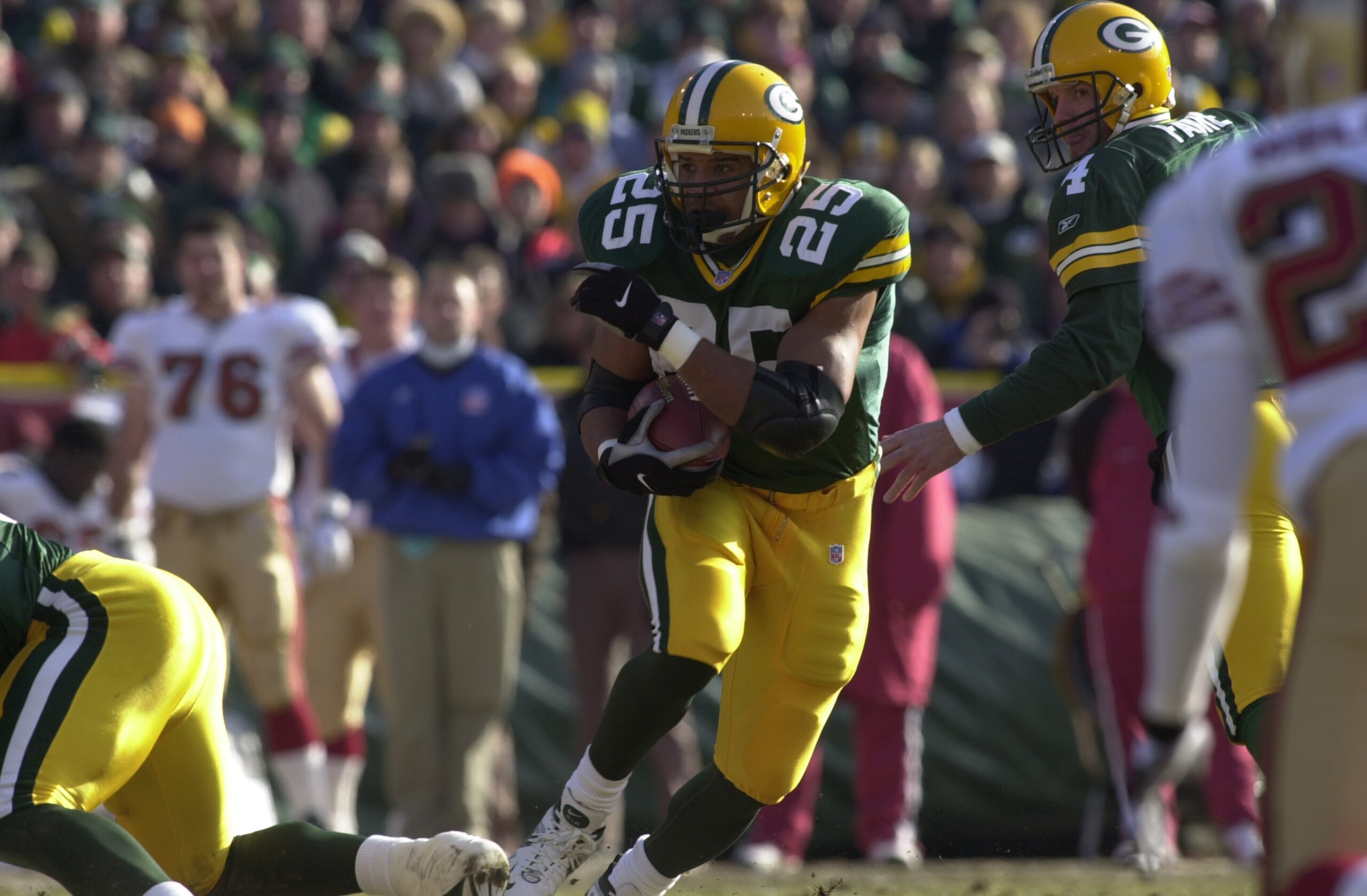 13 Jan 2002:  Dorsey Levens #25 of the Green Bay Packers receives the hand off from quarterback Brett Favre #4   during the NFC wild-card game against San Francisco 49ers at Lambeau Field in Green Bay, Wisconsin. The Packers won 25-15. DIGITAL IMAGE Manda