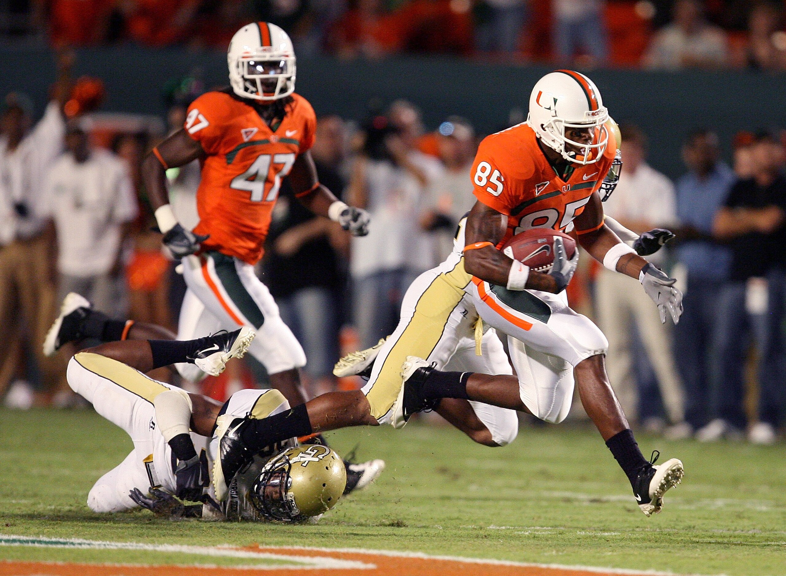 FORT LAUDERDALE, FL - SEPTEMBER 17:  Wide receiver Leonard Hankerson #85 of the Miami Hurricanes breaks away for a big gain against Georgia Tech Yellow Jackets at Land Shark Stadium on September 17, 2009 in Fort Lauderdale, Florida.  (Photo by Doug Benc/G
