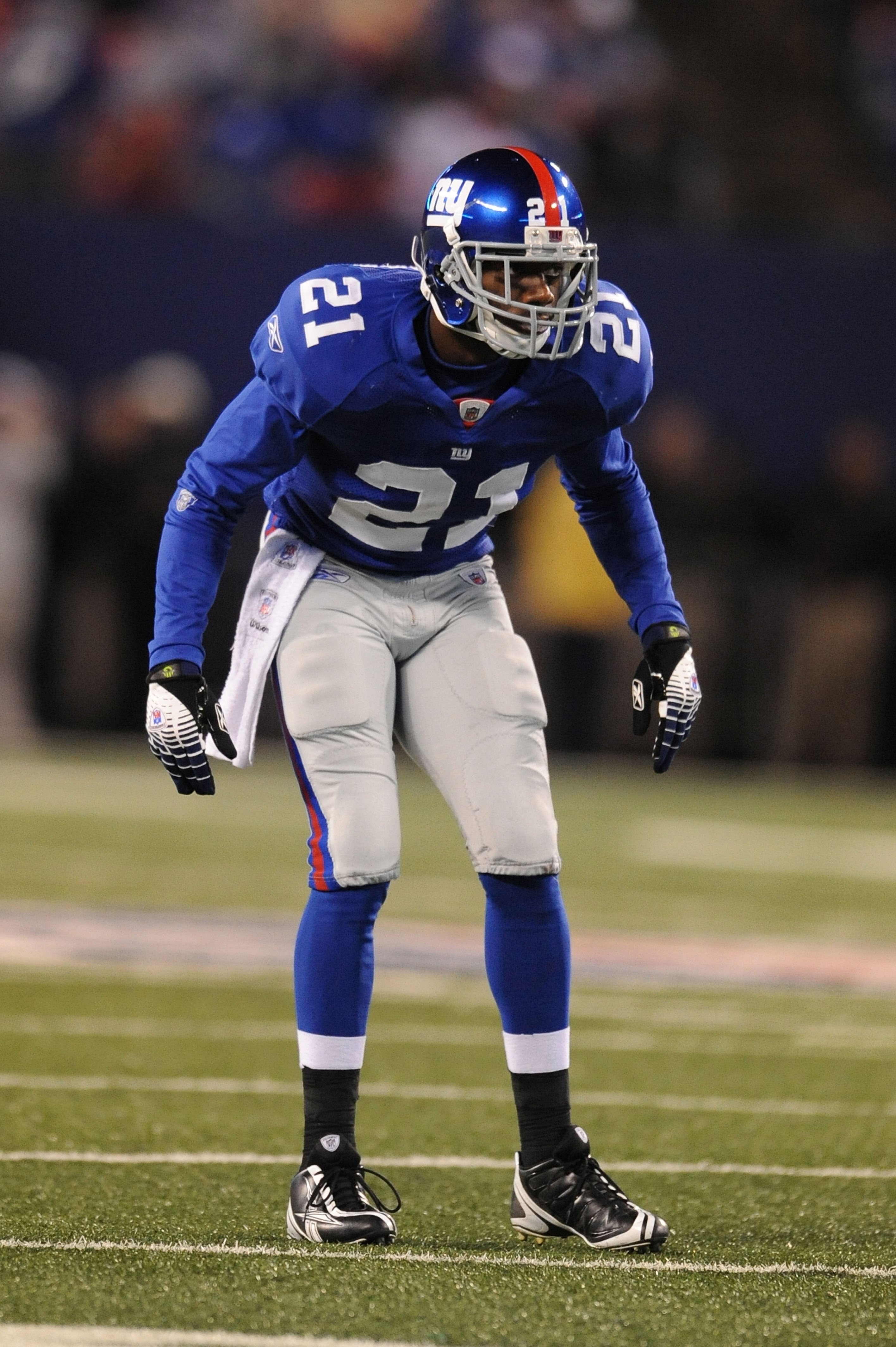 EAST RUTHERFORD, NJ - NOVEMBER 02: Kenny Phillips #21 of the New York Giants in action against the Dallas Cowboys during their game on November 2, 2008 at Giants Stadium in East Rutherford, New Jersey. (Photo by Al Bello/Getty Images) EAST RUTHERFORD, NJ - NOVEMBER 02: Kenny Phillips #21 of the New York Giants in action against the Dallas Cowboys during their game on November 2, 2008 at Giants Stadium in East Rutherford, New Jersey. (Photo by Al Bello/Getty Images)