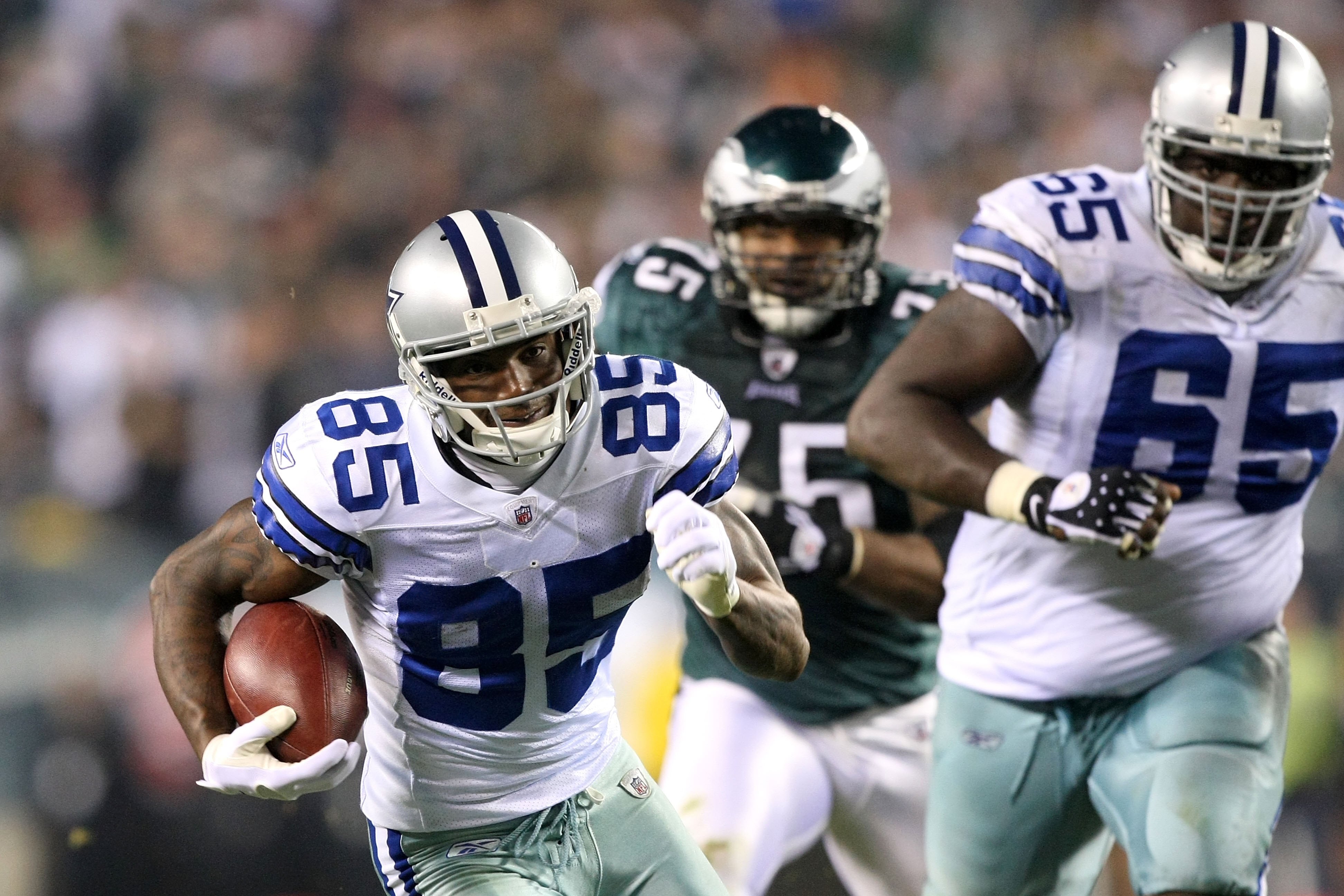 PHILADELPHIA - NOVEMBER 08:  Kevin Ogletree #85 of the Dallas Cowboys runs for yards after the catch against the Philadelphia Eagles at Lincoln Financial Field on November 8, 2009 in Philadelphia, Pennsylvania.  (Photo by Al Bello/Getty Images)
