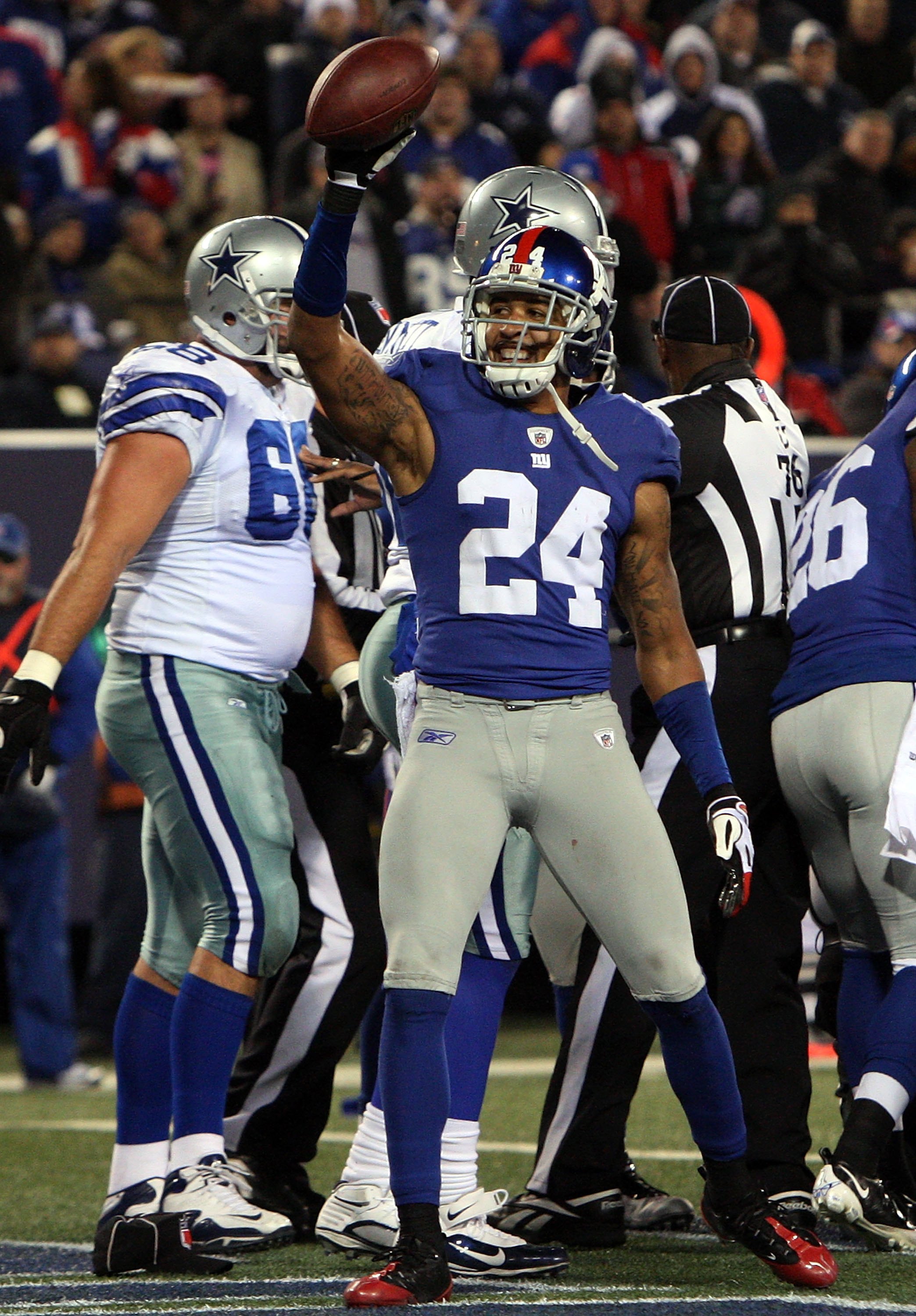 EAST RUTHERFORD, NJ - DECEMBER 06: Terrell Thomas #24 of the New York Giants reacts to a play against the Dallas Cowboys on December 6, 2009 at Giants Stadium in East Rutherford, New Jersey. (Photo by Jim McIsaac/Getty Images) EAST RUTHERFORD, NJ - DECEMBER 06: Terrell Thomas #24 of the New York Giants reacts to a play against the Dallas Cowboys on December 6, 2009 at Giants Stadium in East Rutherford, New Jersey. (Photo by Jim McIsaac/Getty Images)