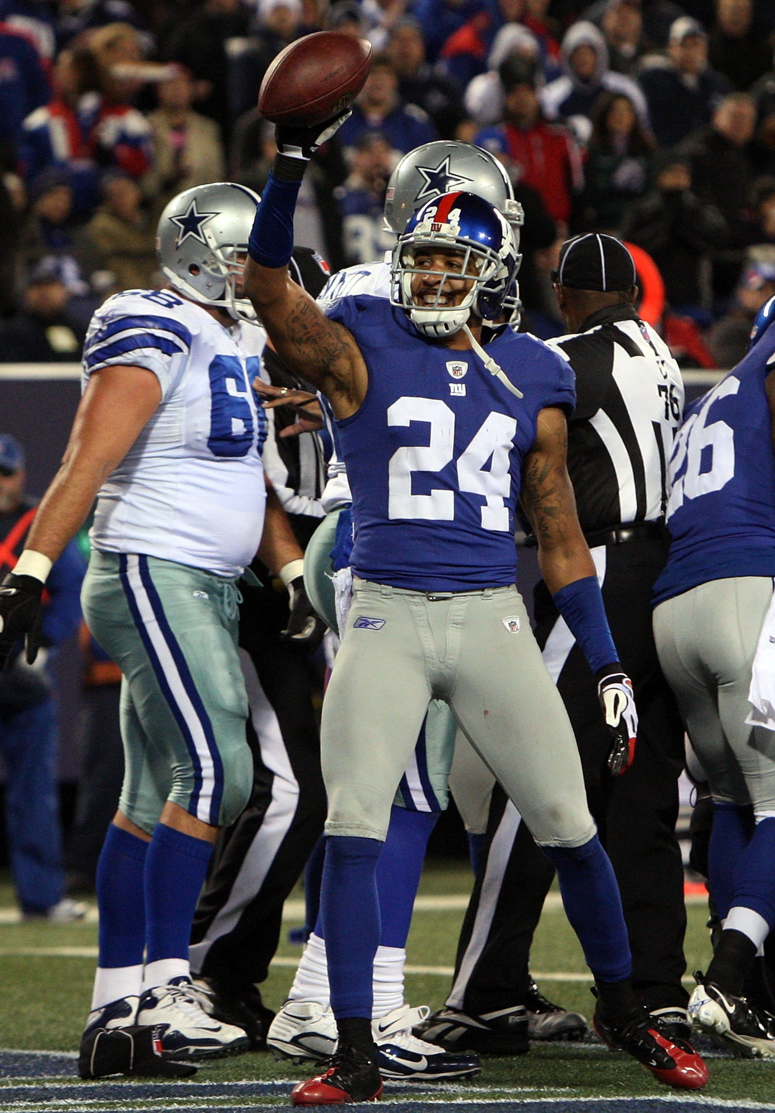 EAST RUTHERFORD, NJ - DECEMBER 06:  Terrell Thomas #24 of the New York Giants reacts to a play against the Dallas Cowboys on December 6, 2009 at Giants Stadium in East Rutherford, New Jersey.  (Photo by Jim McIsaac/Getty Images)