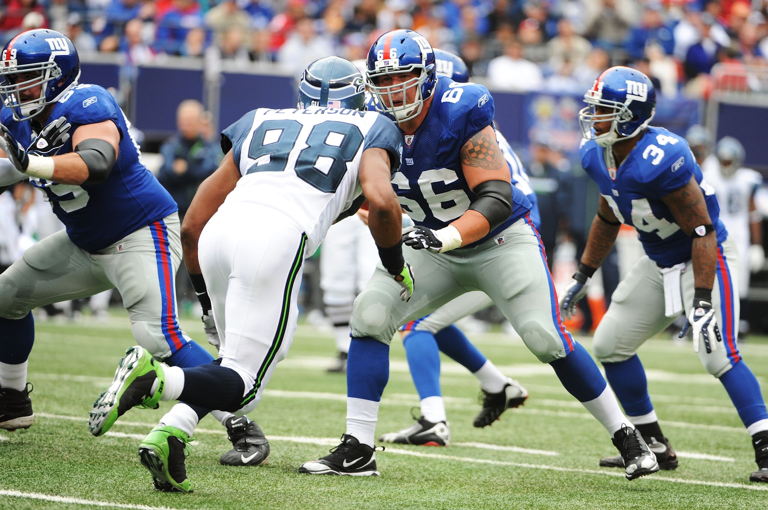 EAST RUTHERFORD, NJ - OCTOBER 05:  David Diehl #66 of the New York Giants plays against Julian Peterson #98 of the Seattle Seahawks during their game on October 5, 2008 at Giants Stadium in East Rutherford, New Jersey.  (Photo by Al Bello/Getty Images)