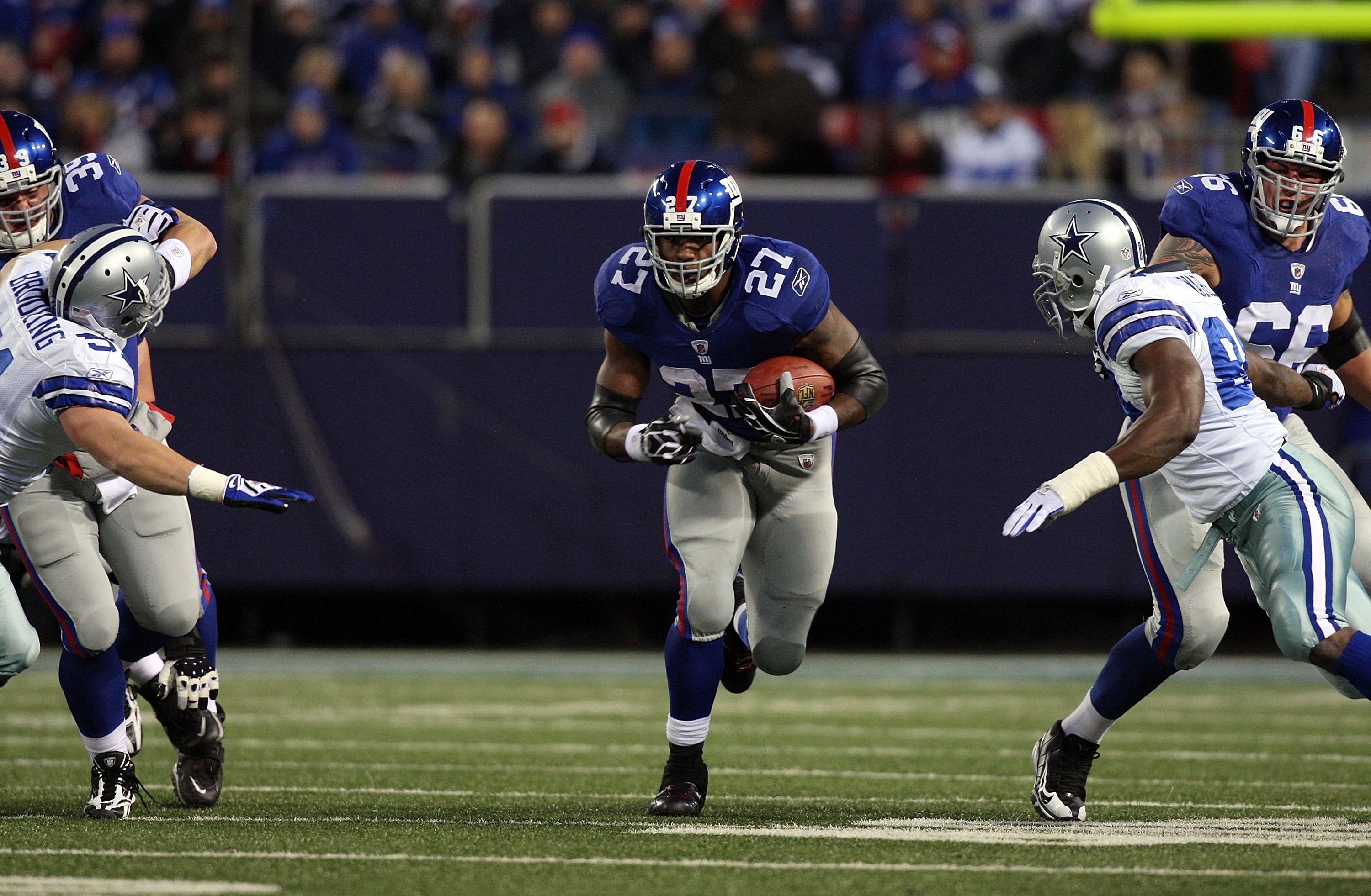EAST RUTHERFORD, NJ - DECEMBER 06: Brandon Jacobs #27 of the New York Giants runs the ball against the Dallas Cowboys at Giants Stadium on December 6, 2009 in East Rutherford, New Jersey. The Giants won 31-24. (Photo by Jim McIsaac/Getty Images) EAST RUTHERFORD, NJ - DECEMBER 06: Brandon Jacobs #27 of the New York Giants runs the ball against the Dallas Cowboys at Giants Stadium on December 6, 2009 in East Rutherford, New Jersey. The Giants won 31-24. (Photo by Jim McIsaac/Getty Images)