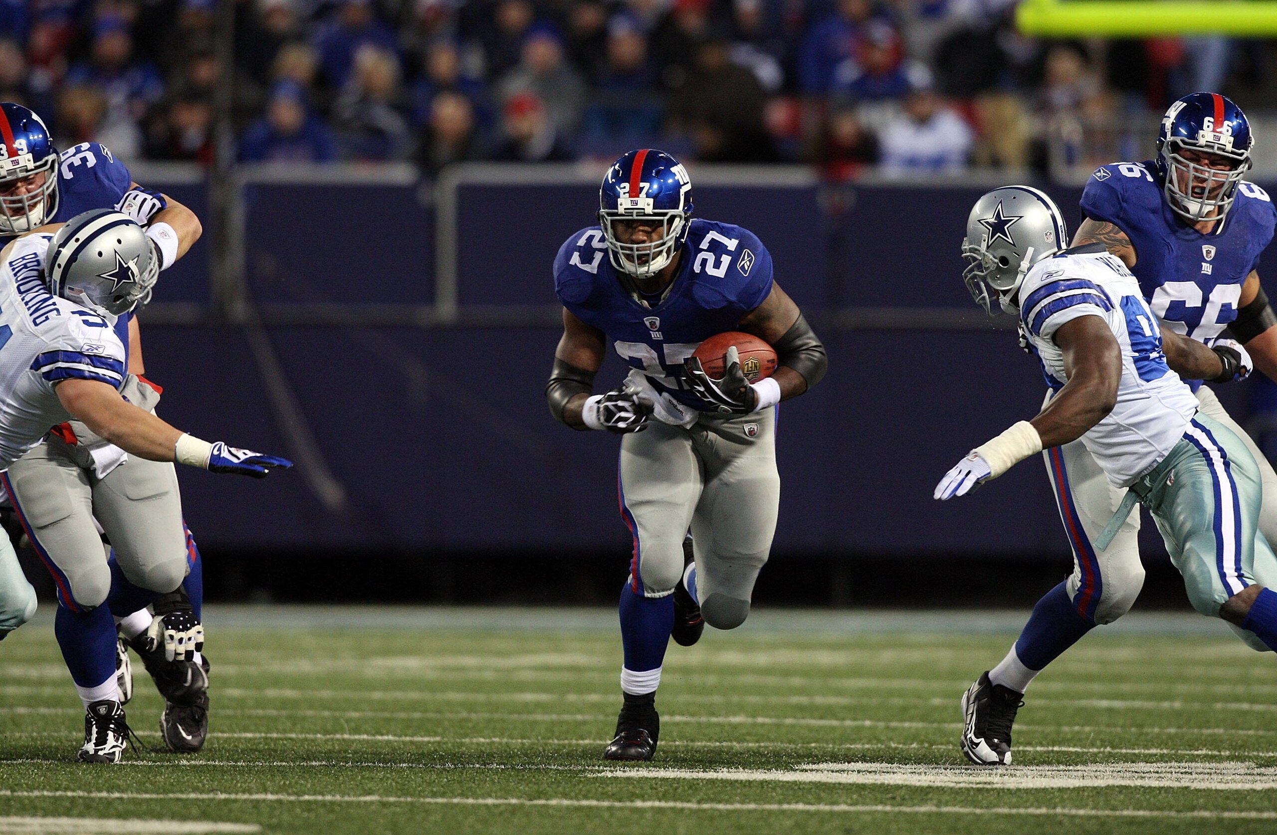 EAST RUTHERFORD, NJ - DECEMBER 06:  Brandon Jacobs #27 of the New York Giants runs the ball against the Dallas Cowboys at Giants Stadium on December 6, 2009 in East Rutherford, New Jersey. The Giants won 31-24.  (Photo by Jim McIsaac/Getty Images)