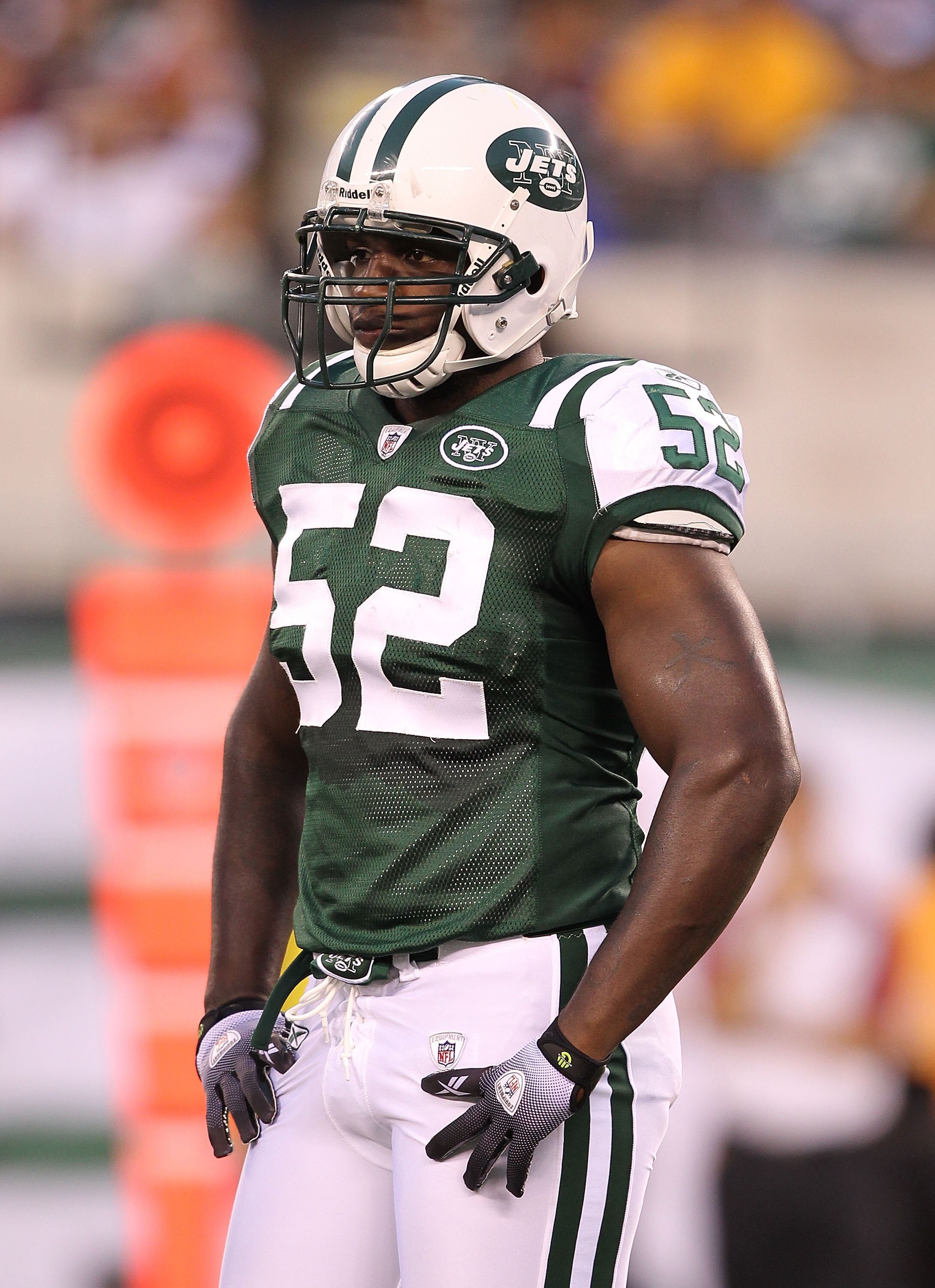 EAST RUTHERFORD, NJ - AUGUST 27: David Harris #52 of the New York Jets in action against the Washington Redskins during their preseason game on August 27, 2010 at the New Meadowlands Stadium in East Rutherford, New Jersey. (Photo by Al Bello/Getty Ima EAST RUTHERFORD, NJ - AUGUST 27: David Harris #52 of the New York Jets in action against the Washington Redskins during their preseason game on August 27, 2010 at the New Meadowlands Stadium in East Rutherford, New Jersey. (Photo by Al Bello/Getty Ima
