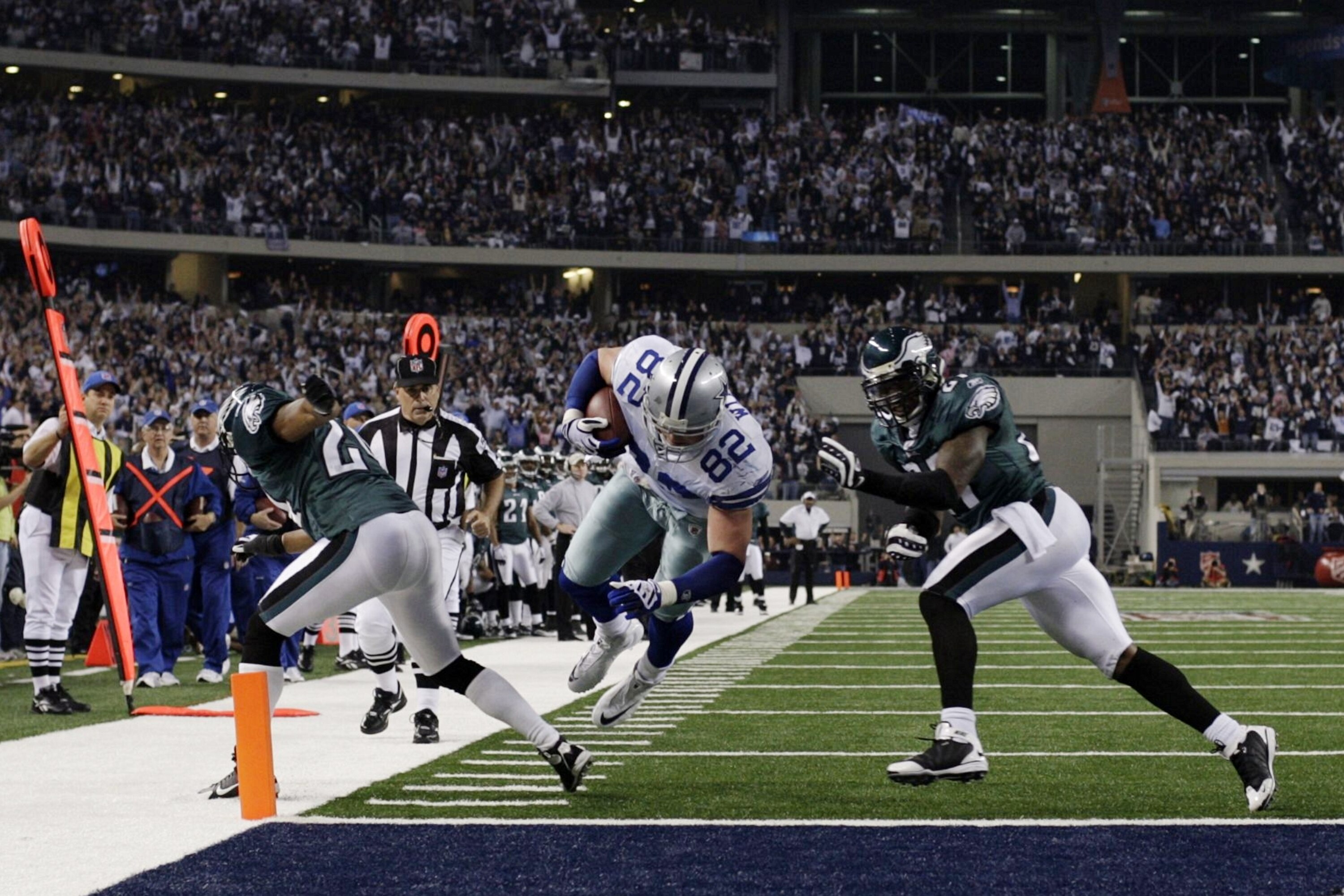 ARLINGTON, TX - JANUARY 9:  Jason Witten #82 of the Dallas Cowboys runs towards the endzone for 18-yards and is tackled at the one-yardline in the second quarter against the Philadelphia Eagles during the 2010 NFC wild-card playoff game at Cowboys Stadium