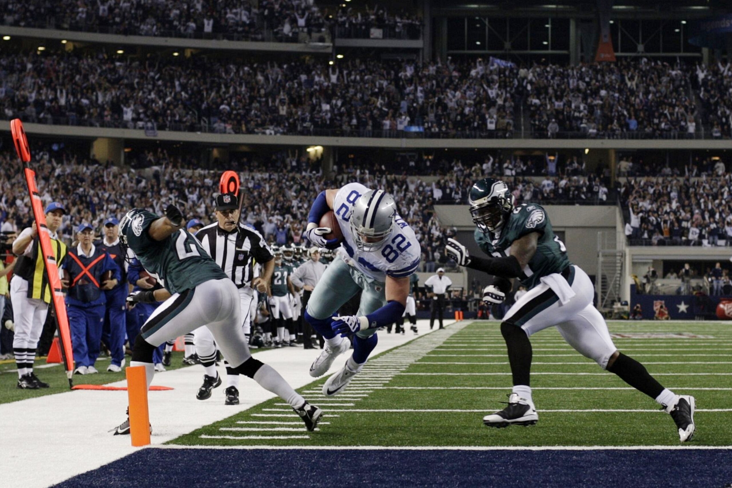 ARLINGTON, TX - JANUARY 9:  Jason Witten #82 of the Dallas Cowboys runs towards the endzone for 18-yards and is tackled at the one-yardline in the second quarter against the Philadelphia Eagles during the 2010 NFC wild-card playoff game at Cowboys Stadium