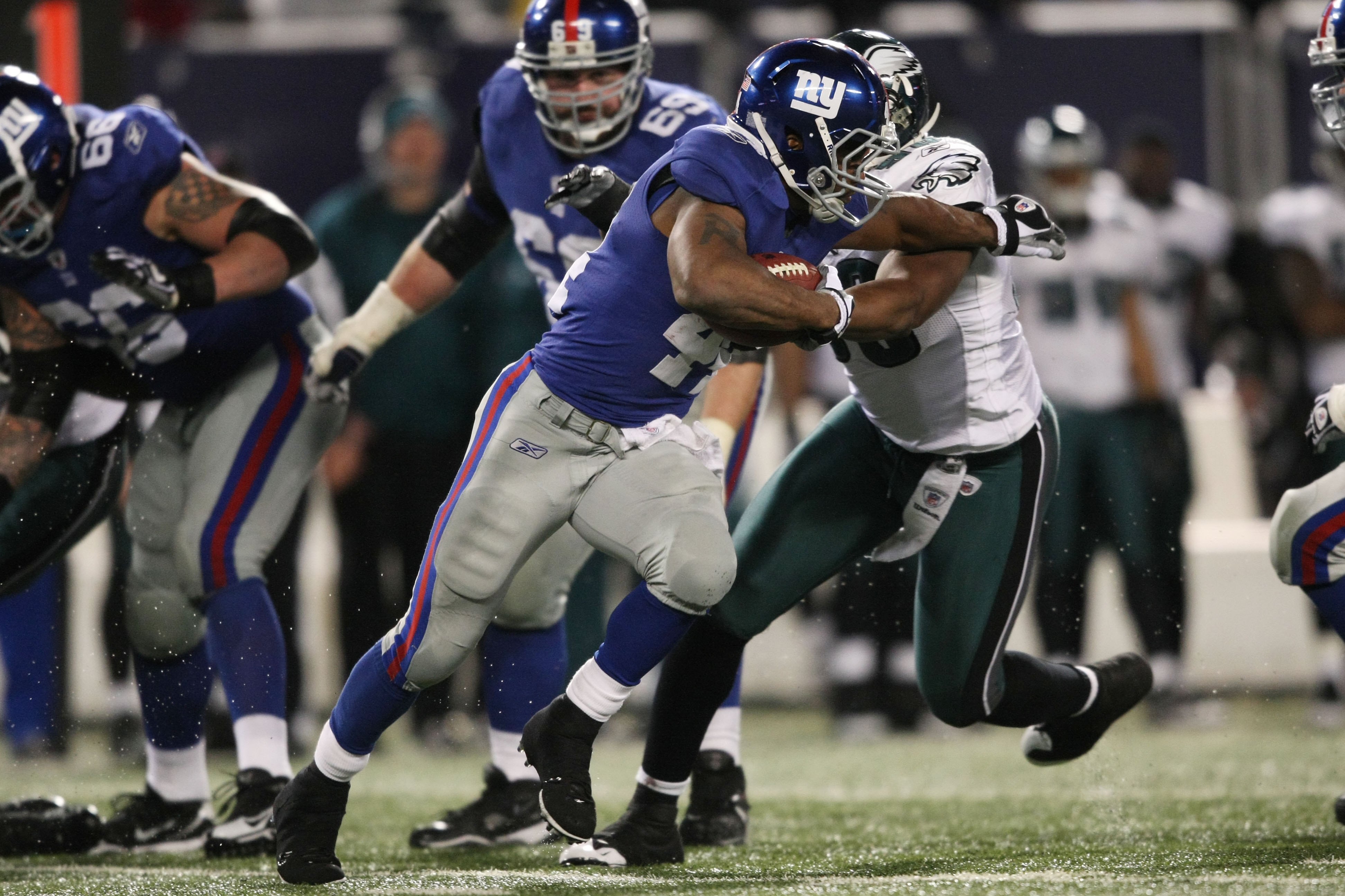 EAST RUTHERFORD, NJ - DECEMBER 13: Ahmad Bradshaw #44 of the New York Giants runs the ball against the Philadelphia Eagles at Giants Stadium on December 13, 2009 in East Rutherford, New Jersey. (Photo by Nick Laham/Getty Images) EAST RUTHERFORD, NJ - DECEMBER 13: Ahmad Bradshaw #44 of the New York Giants runs the ball against the Philadelphia Eagles at Giants Stadium on December 13, 2009 in East Rutherford, New Jersey. (Photo by Nick Laham/Getty Images)