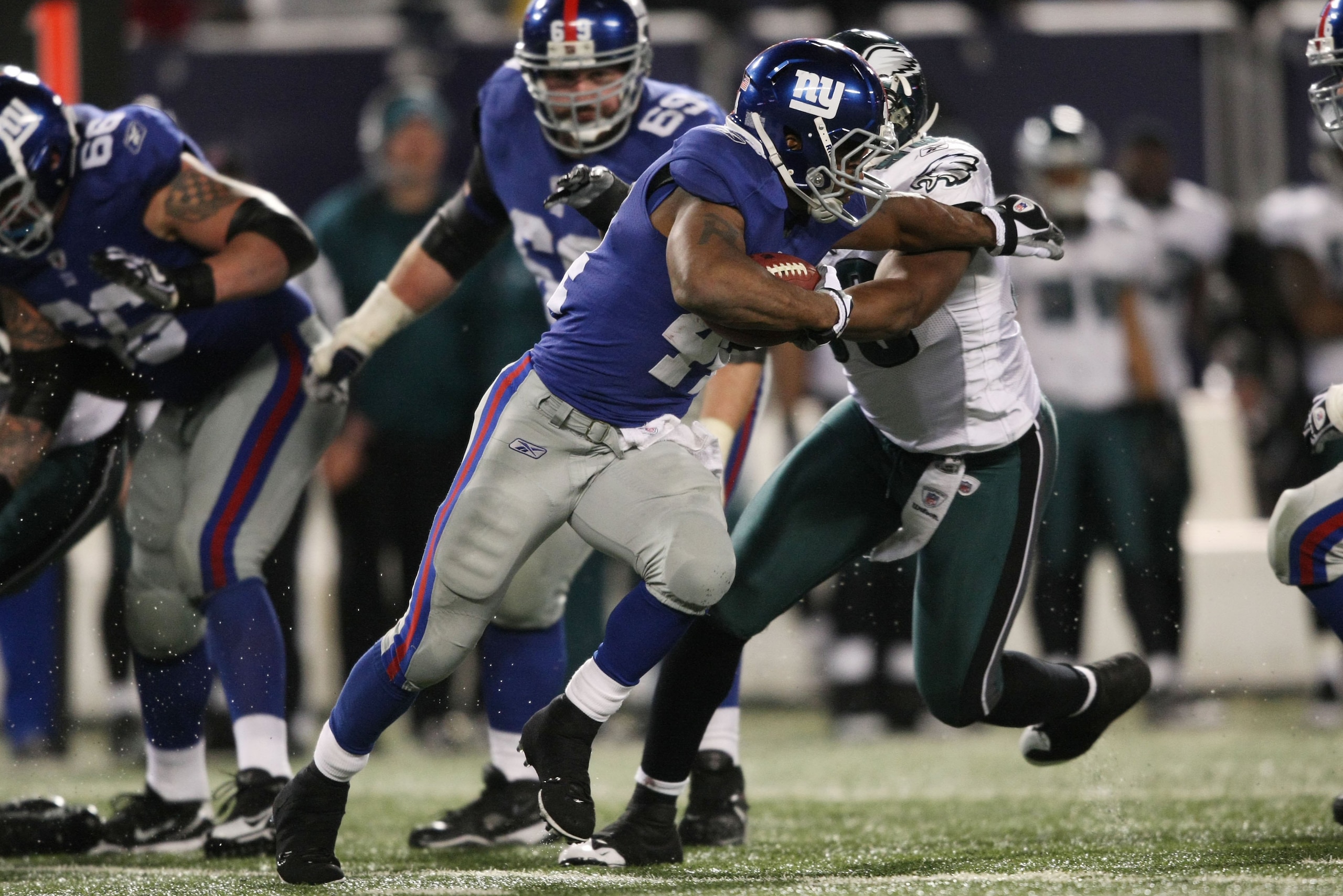 EAST RUTHERFORD, NJ - DECEMBER 13:  Ahmad Bradshaw #44 of the New York Giants runs the ball against the Philadelphia Eagles at Giants Stadium on December 13, 2009 in East Rutherford, New Jersey.  (Photo by Nick Laham/Getty Images)