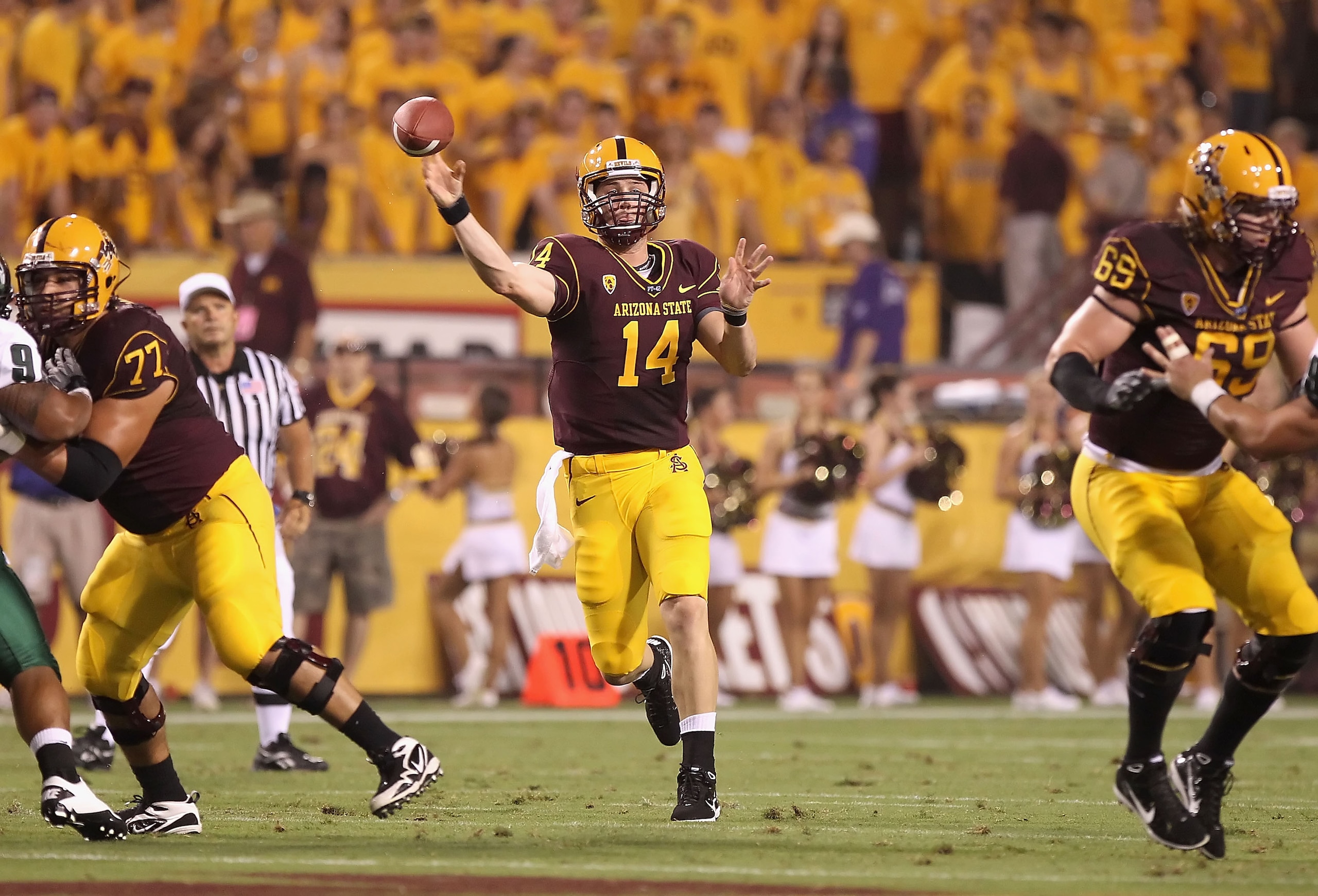 TEMPE, AZ - SEPTEMBER 04:  Quarterback Steven Threet #14 of the Arizona State Sun Devils throws a 4 yard reception during the first quarter of the college football game against the Portland State Vikings at Sun Devil Stadium on September 4, 2010 in Tempe,