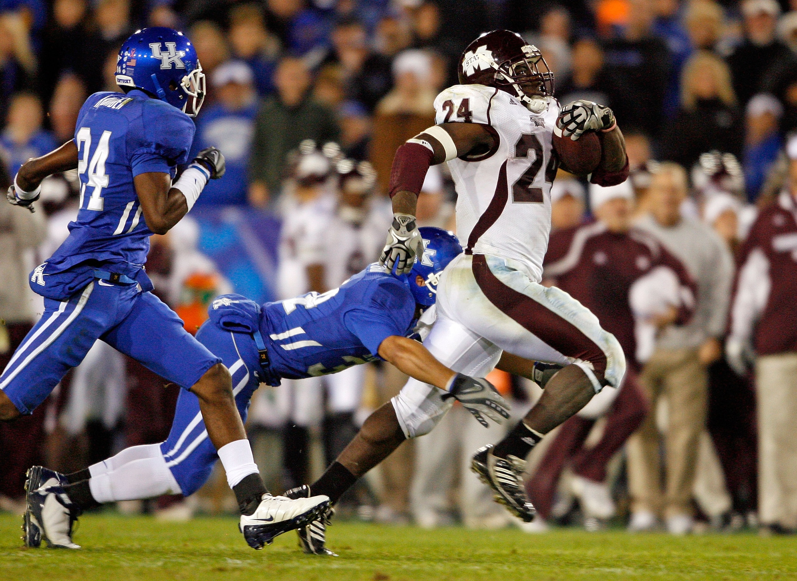 LEXINGTON, KY - OCTOBER 31:  Anthony Dixon #24 of  the Mississippi State Bulldogs runs with the ball during the SEC game against the Kentucky Wildcats  at Commonwealth Stadium on October 31, 2009 in Lexington, Kentucky.  (Photo by Andy Lyons/Getty Images)