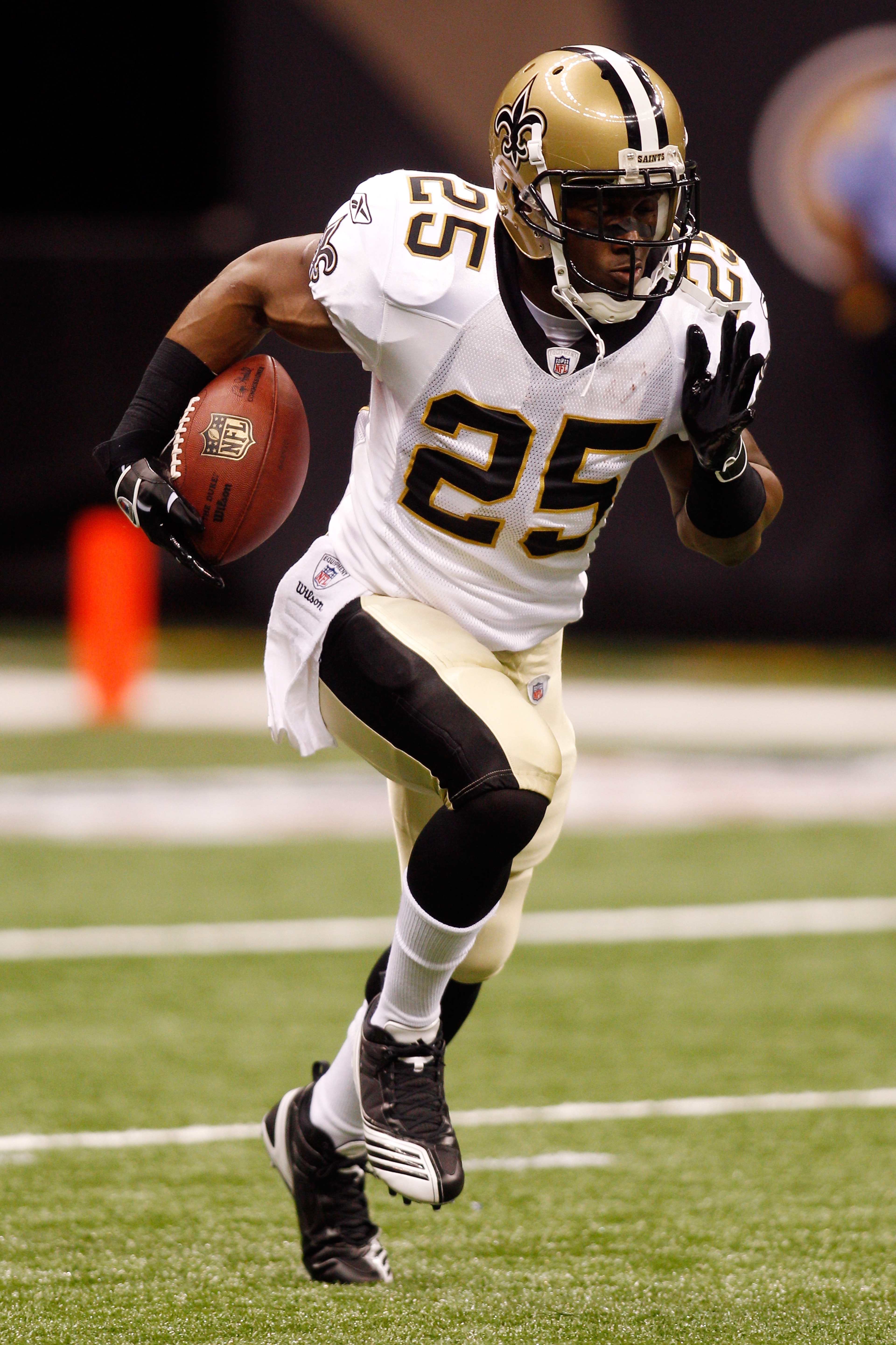 NEW ORLEANS - AUGUST 27:  Reggie Bush #25 of the New Orleans Saints warms up during pregame before playing the San Diego Chargers at the Louisiana Superdome on August 27, 2010 in New Orleans, Louisiana.  (Photo by Chris Graythen/Getty Images)